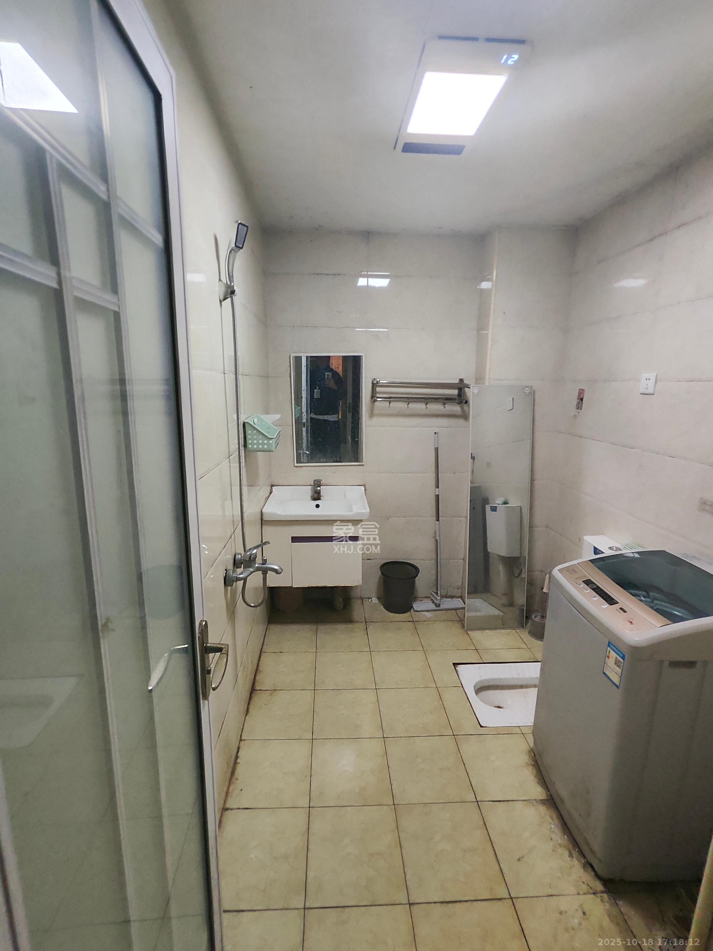 地华梅溪湖畔  2室1厅1卫    1700.0元/月 地华梅溪湖畔  2室1厅1卫    1700.0元/月室内图