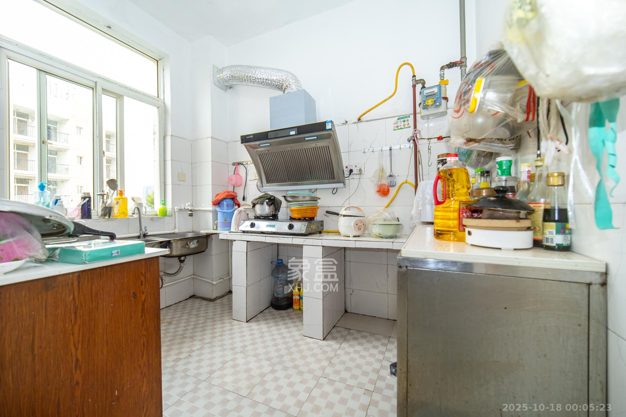 金岸教师公寓 4室2厅2卫 61.0万 金岸教师公寓 4室2厅2卫 61.0万厨房