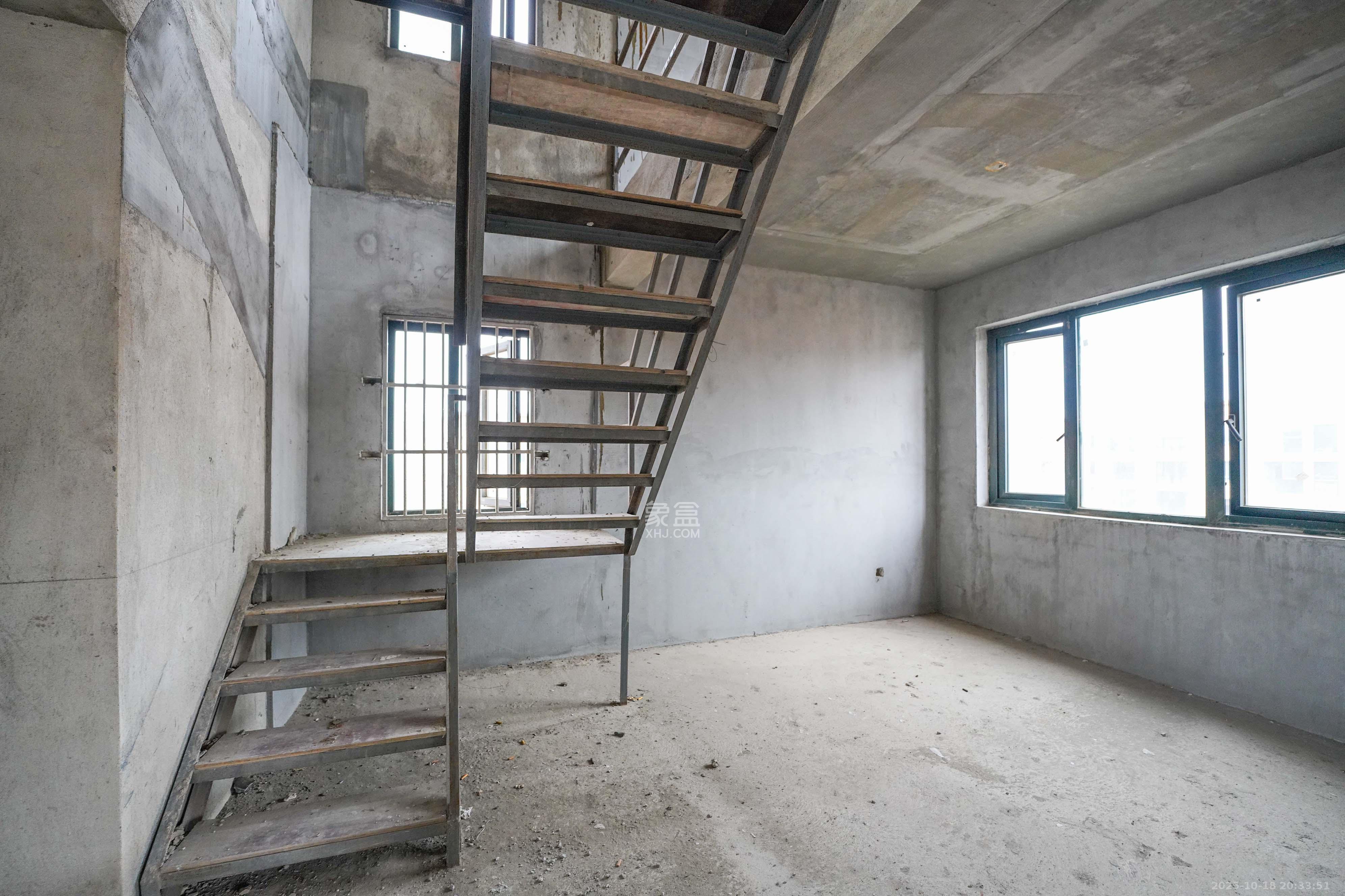 丽发新城  5室3厅3卫    106.8万卧室