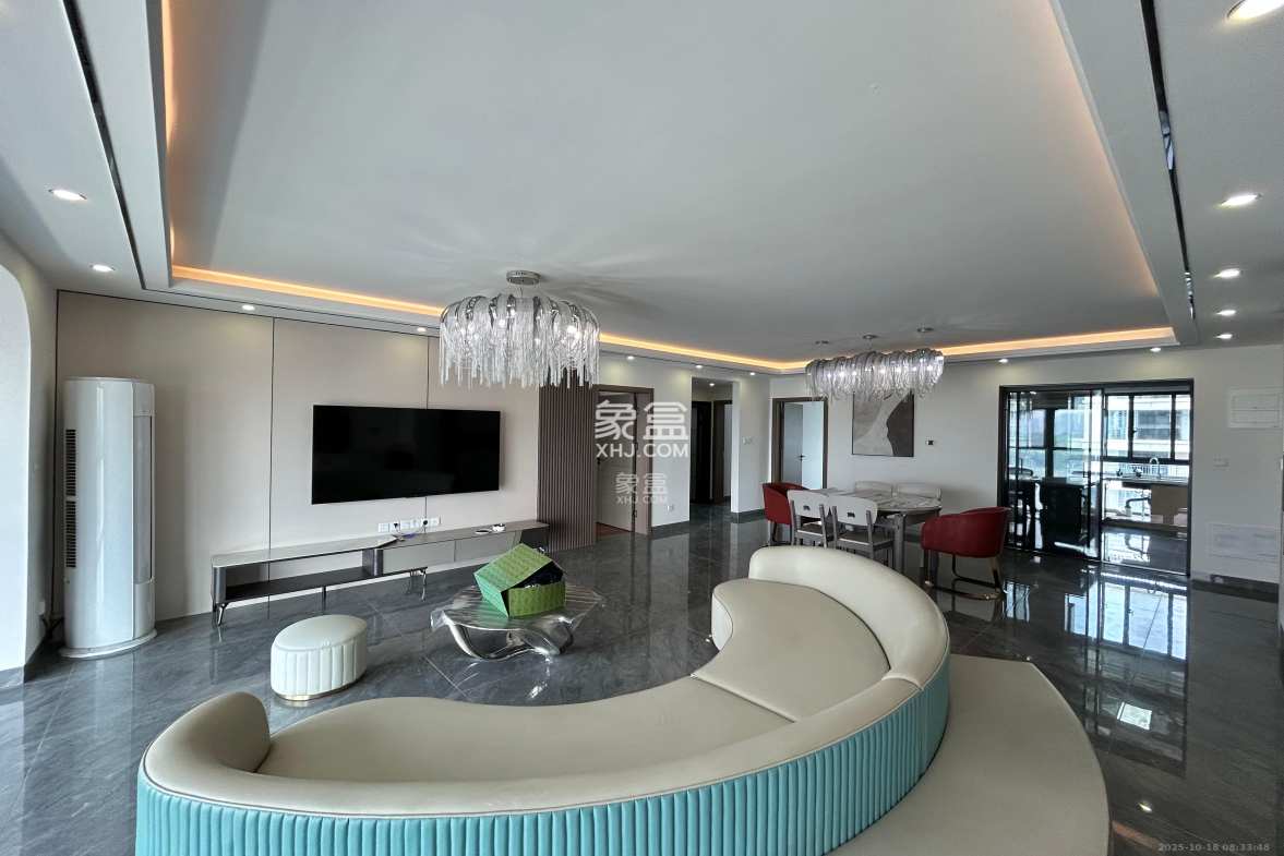 保利金香槟 3室2厅2卫 3600.0元/月 保利金香槟 3室2厅2卫 3600.0元/月室内图