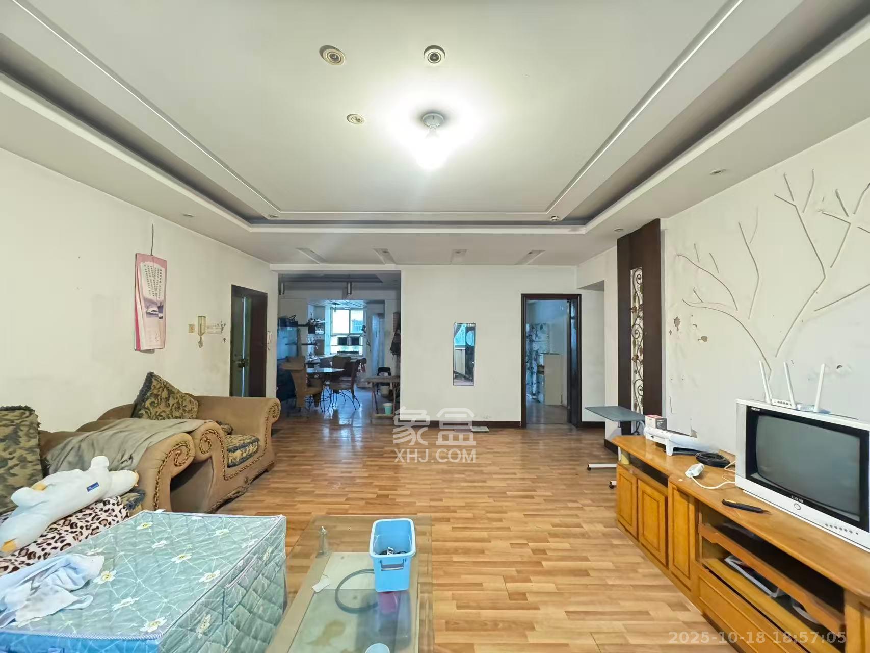 省工商局宿舍  3室2厅2卫    2000.0元/月 省工商局宿舍  3室2厅2卫    2000.0元/月室内图