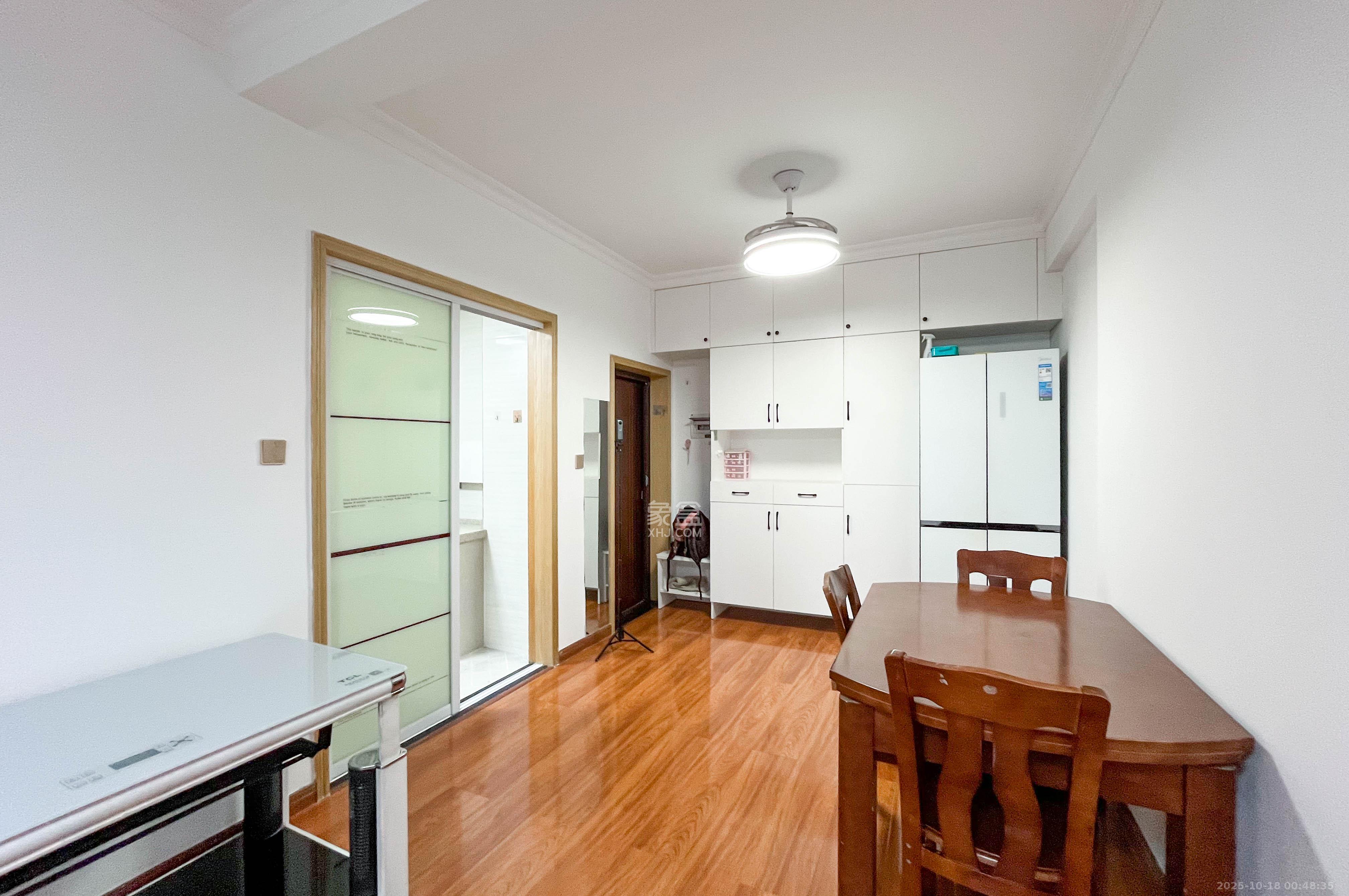 高信向日葵  3室2厅2卫    97.0万客厅