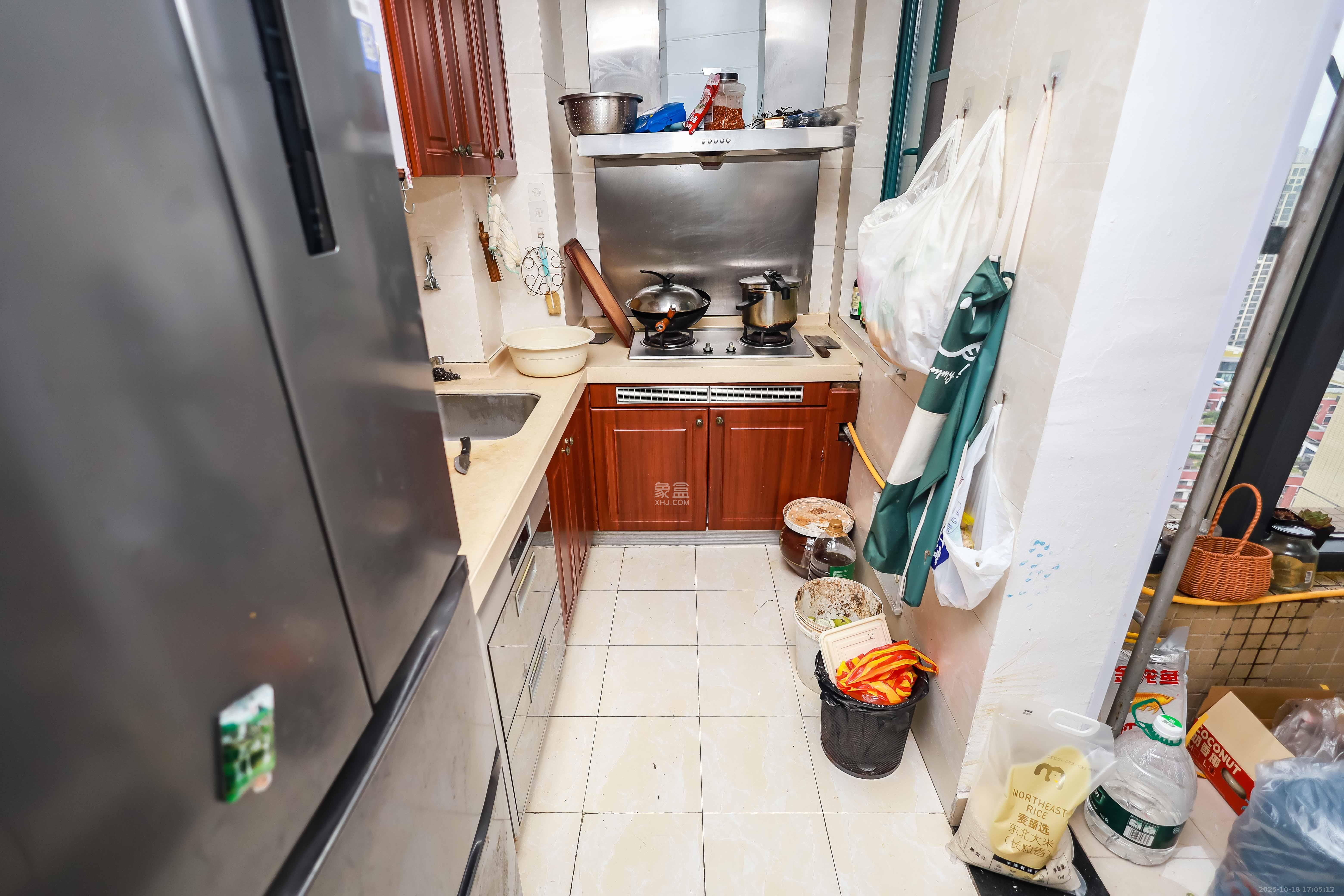 恒大华府  3室2厅1卫    115.0万 恒大华府  3室2厅1卫    115.0万厨房