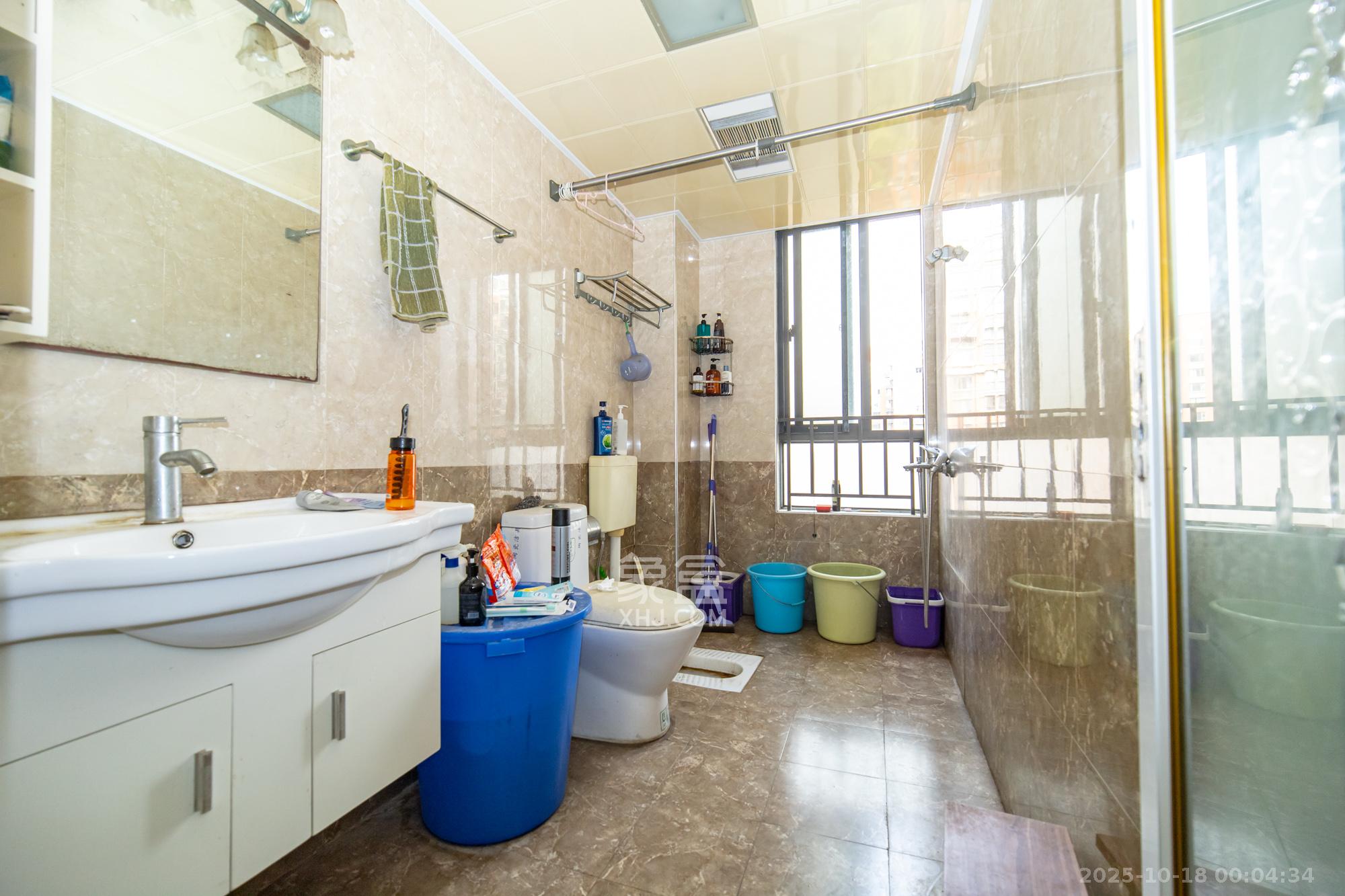 华润凤凰城二期  5室2厅2卫    130.0万卫生间