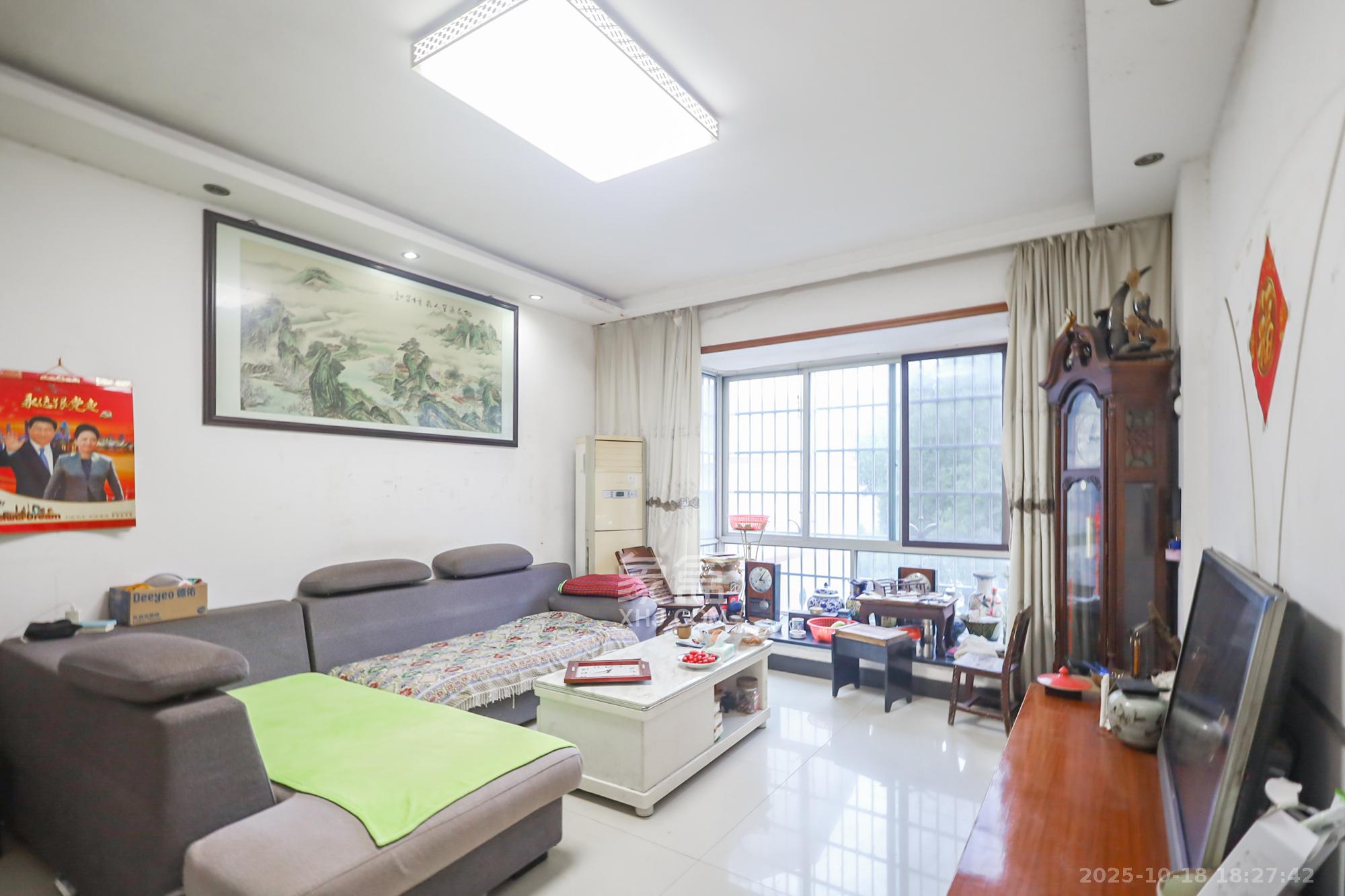 新雅园  3室2厅2卫    98.0万客厅