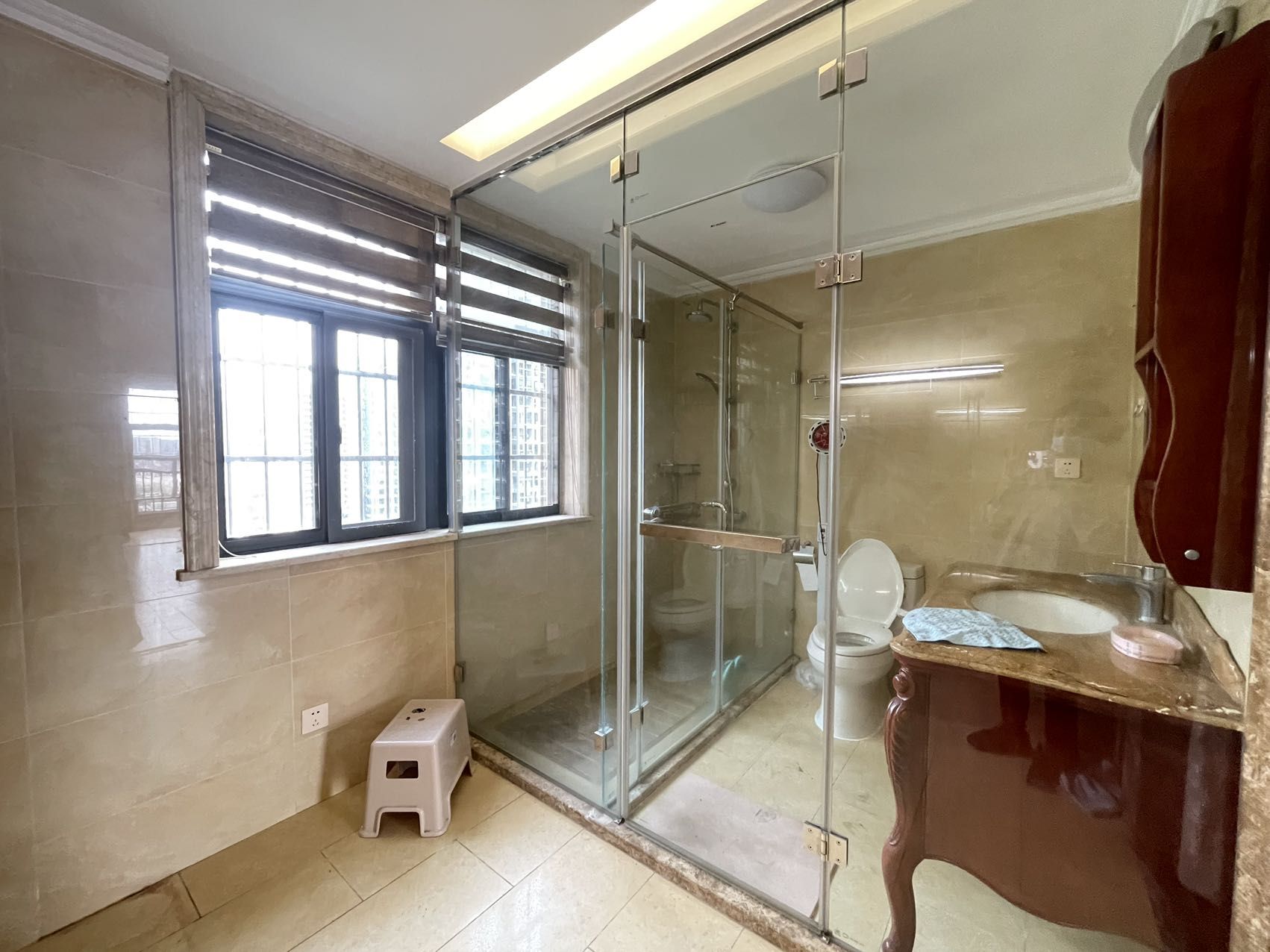 环强御景湾 4室2厅2卫 5800.0元/月 环强御景湾 4室2厅2卫 5800.0元/月室内图