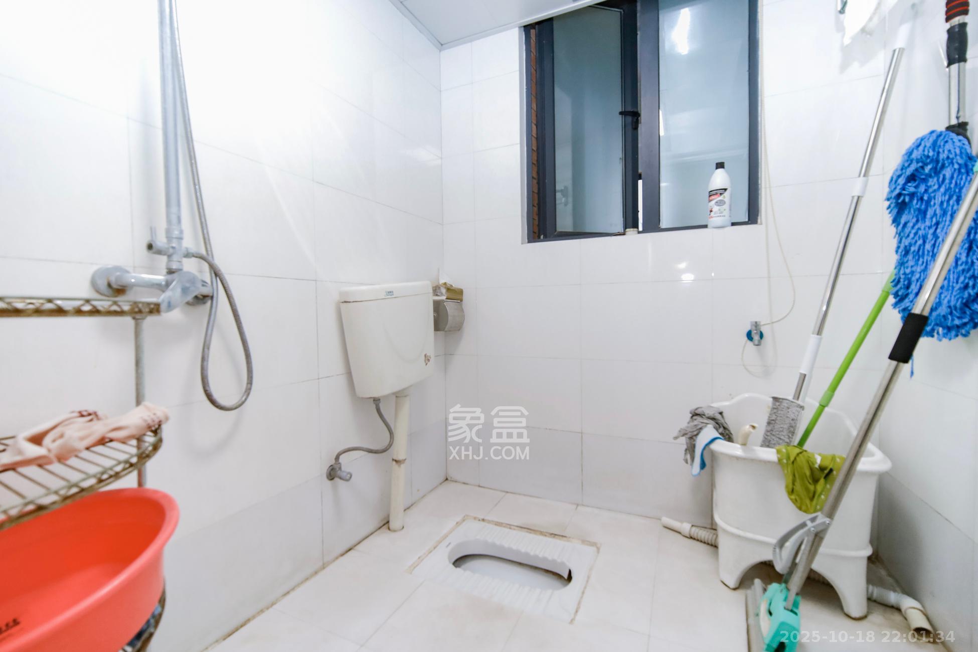 香溢豪庭  3室2厅2卫    90.0万卫生间