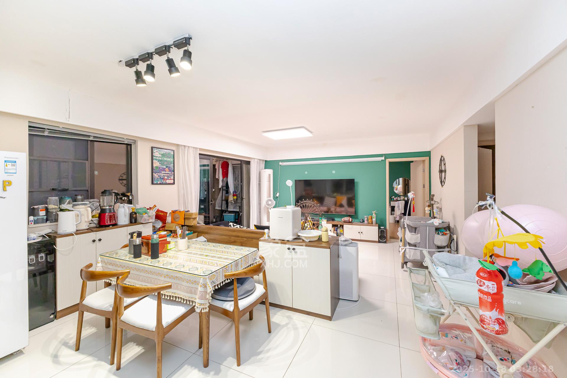 时代倾城三期  3室2厅2卫    95.0万客厅