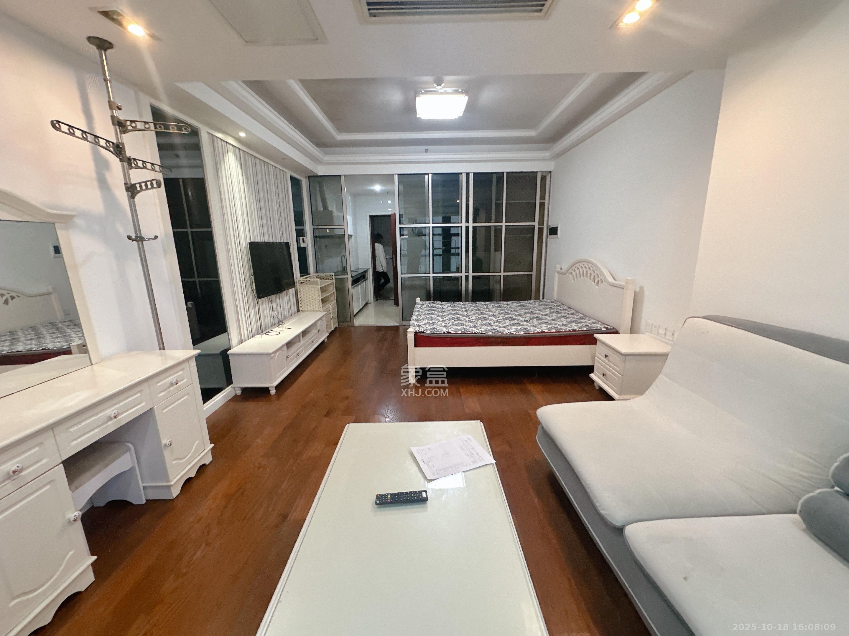 壹号公馆  1室1厅1卫    2000.0元/月室内图