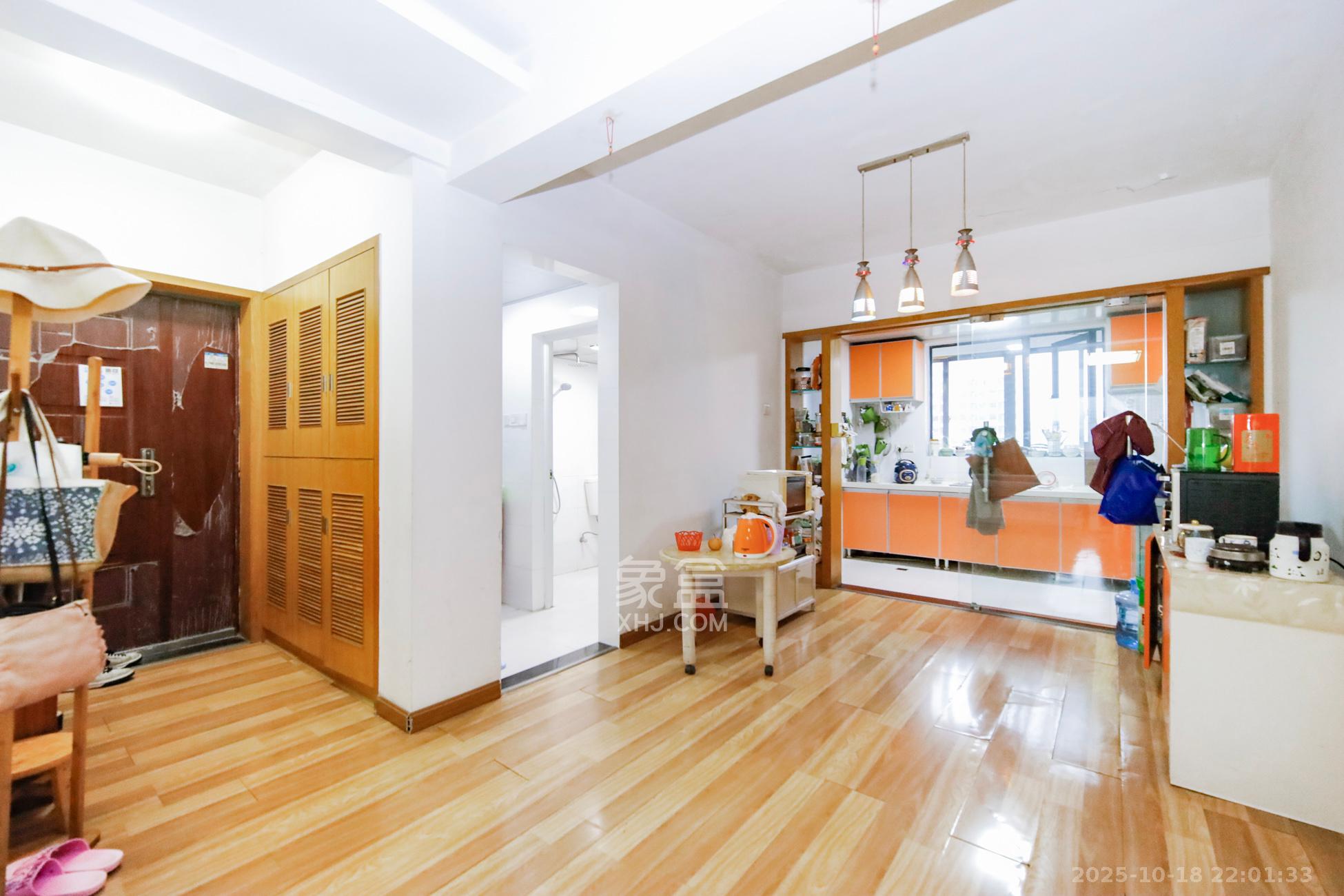 香溢豪庭  3室2厅2卫    90.0万客厅