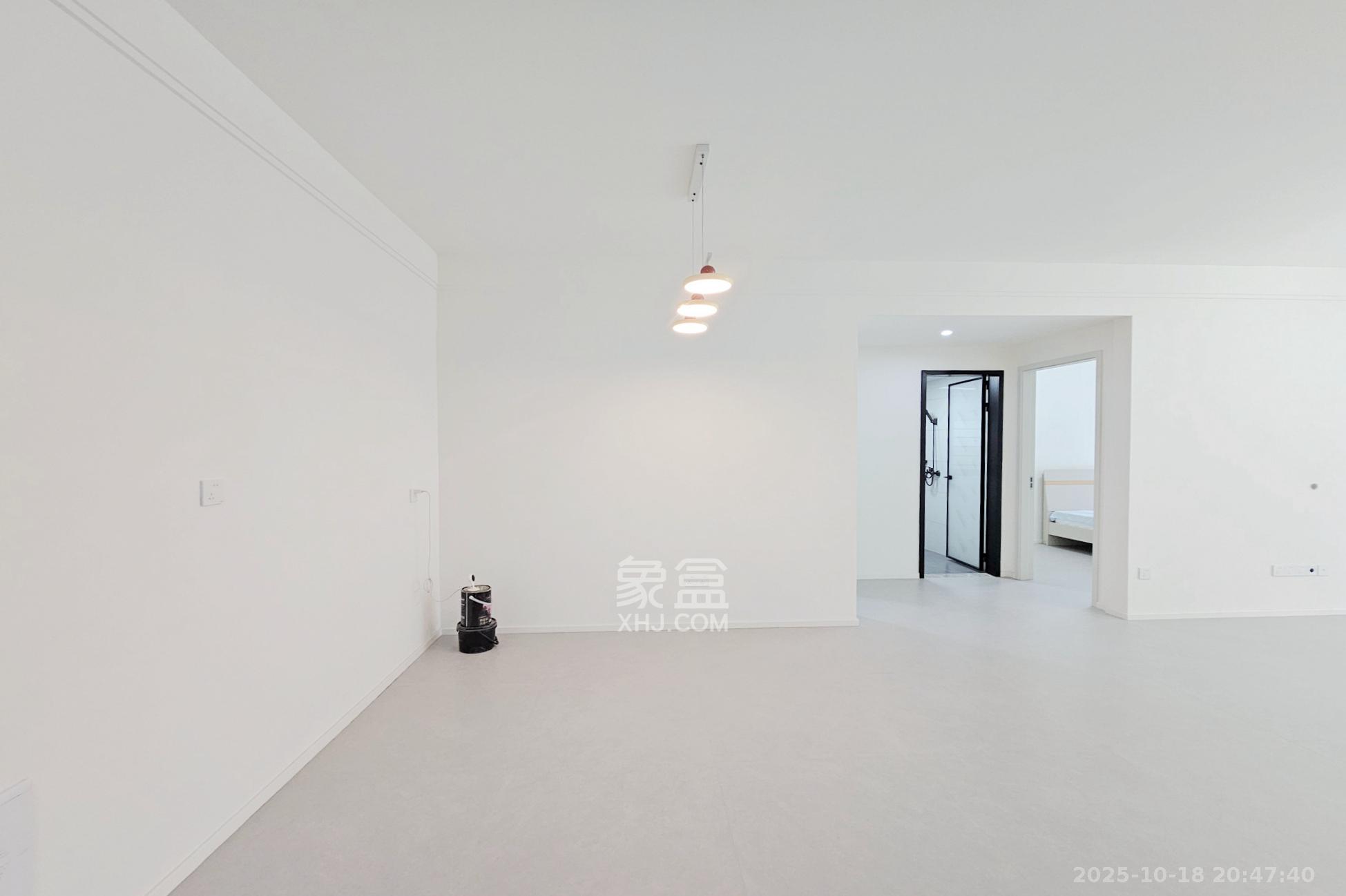 长房东旭国际  3室2厅2卫    140.0万 长房东旭国际  3室2厅2卫    140.0万客厅