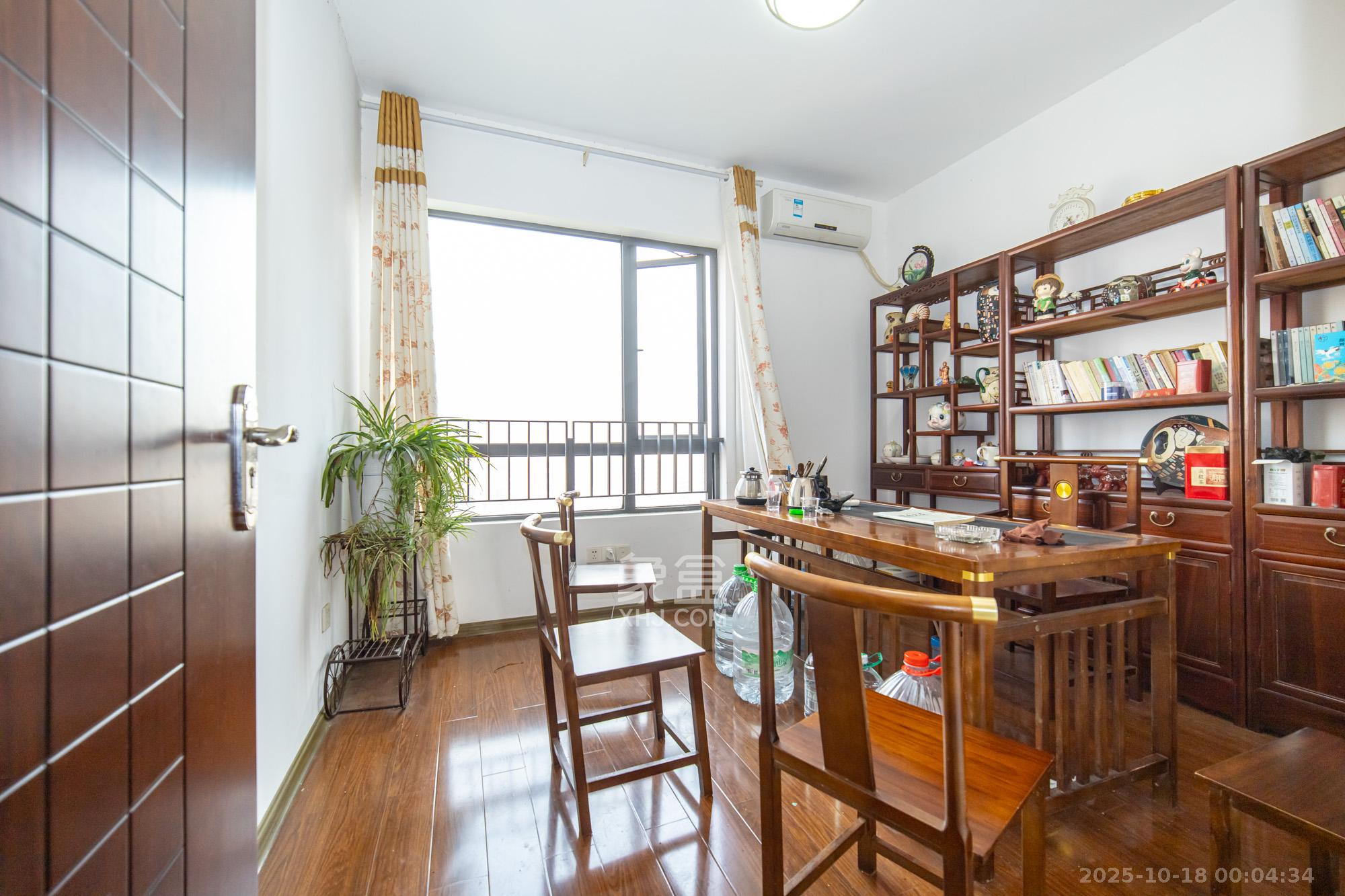 华润凤凰城二期  5室2厅2卫    130.0万卧室