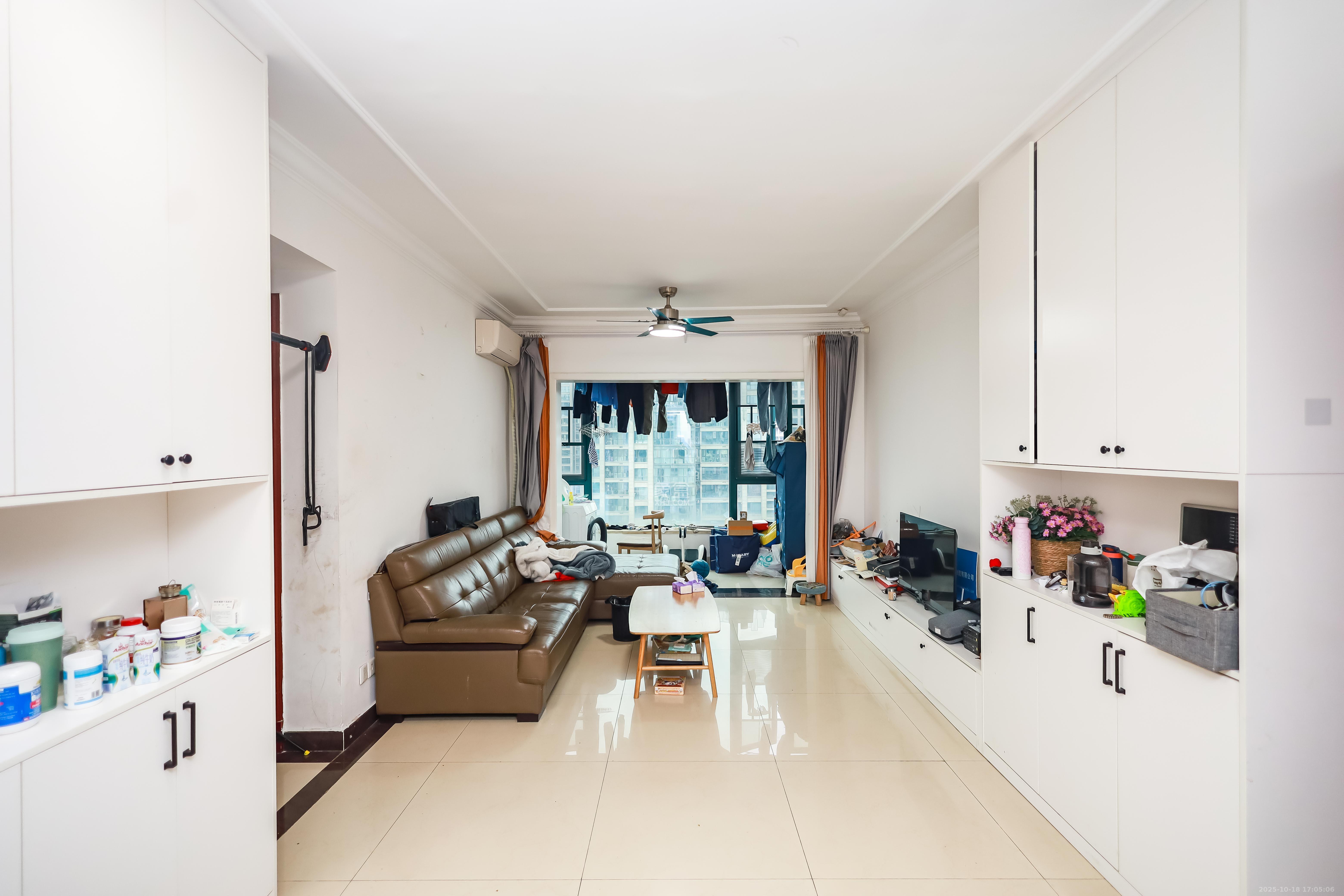 恒大华府  3室2厅1卫    115.0万 恒大华府  3室2厅1卫    115.0万客厅