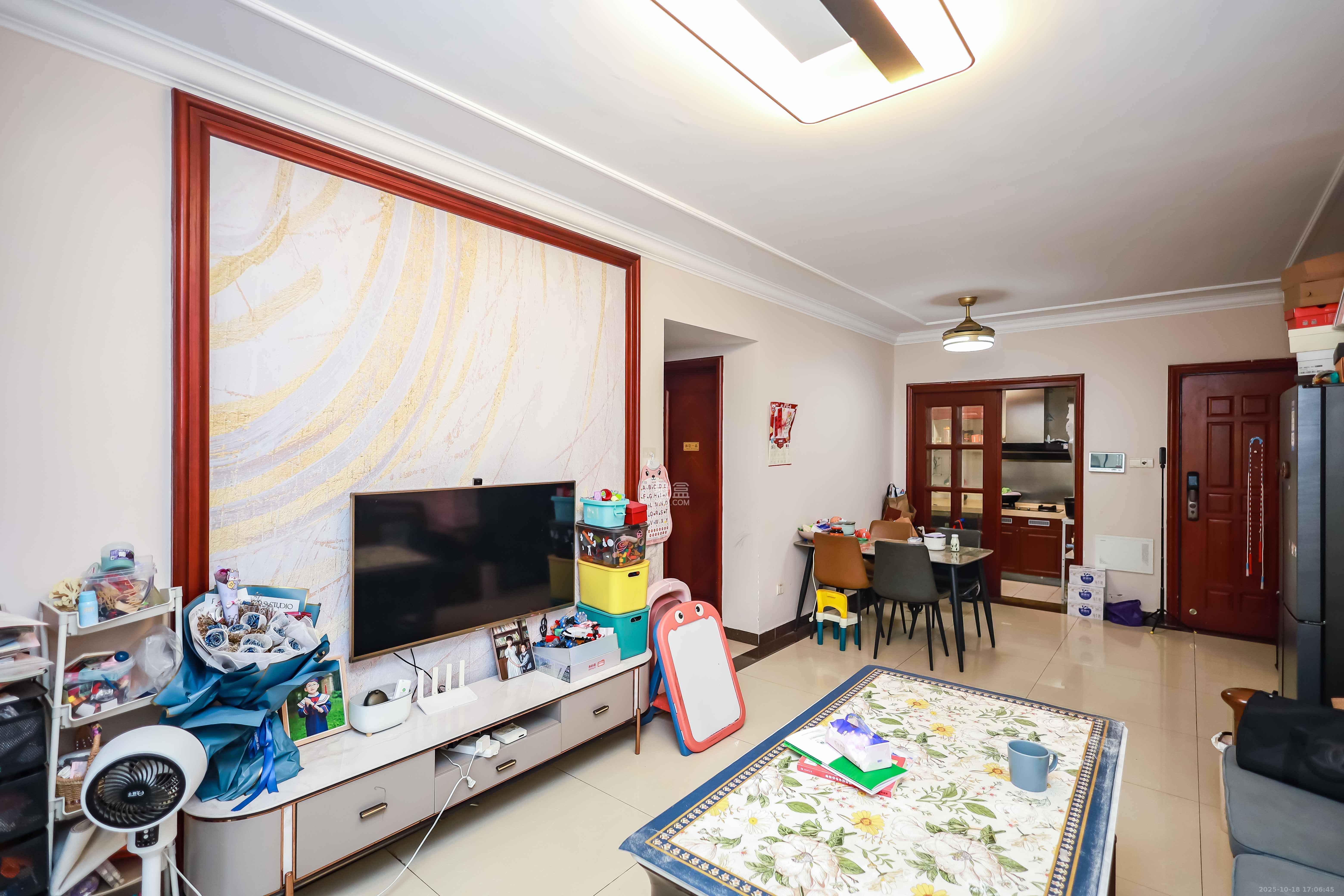 恒大华府  3室2厅1卫    118.0万客厅