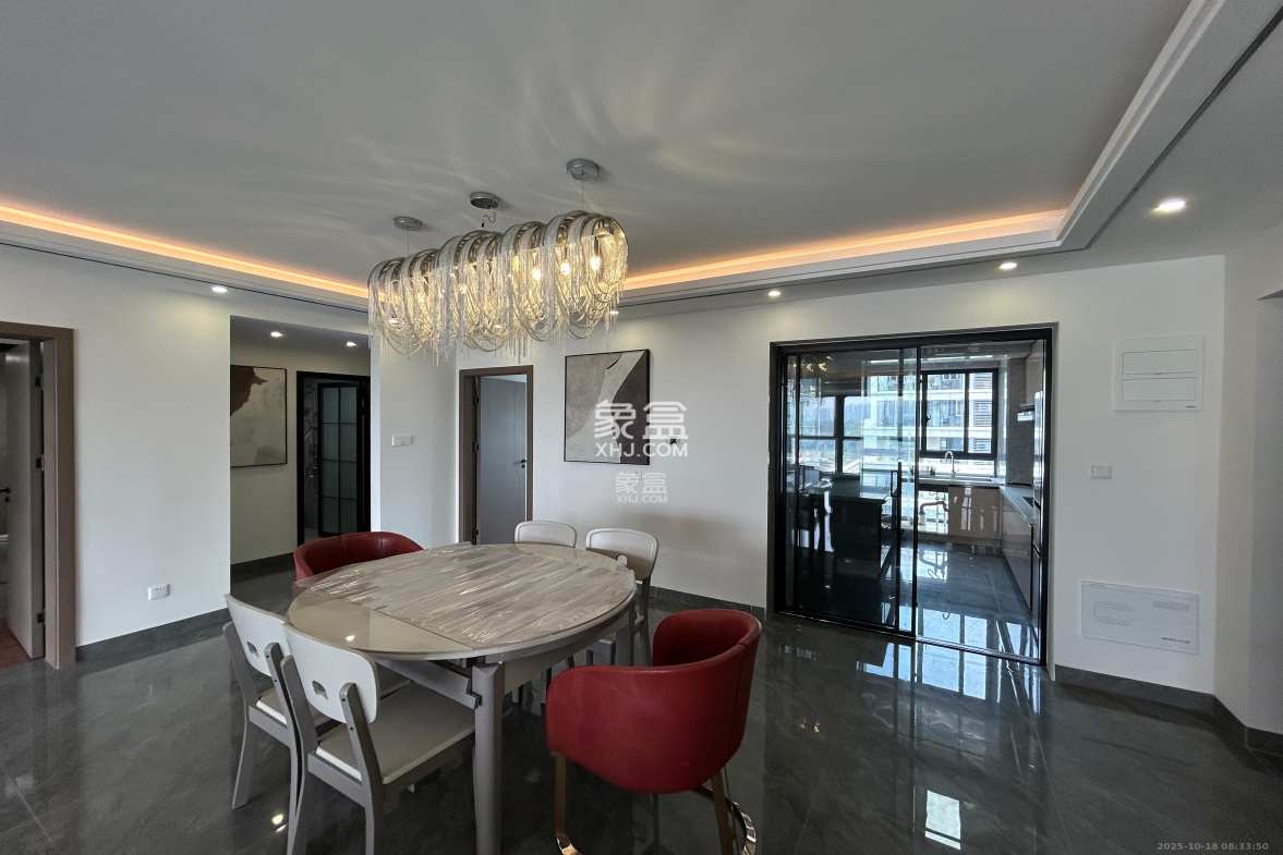 保利金香槟 3室2厅2卫 3600.0元/月 保利金香槟 3室2厅2卫 3600.0元/月室内图