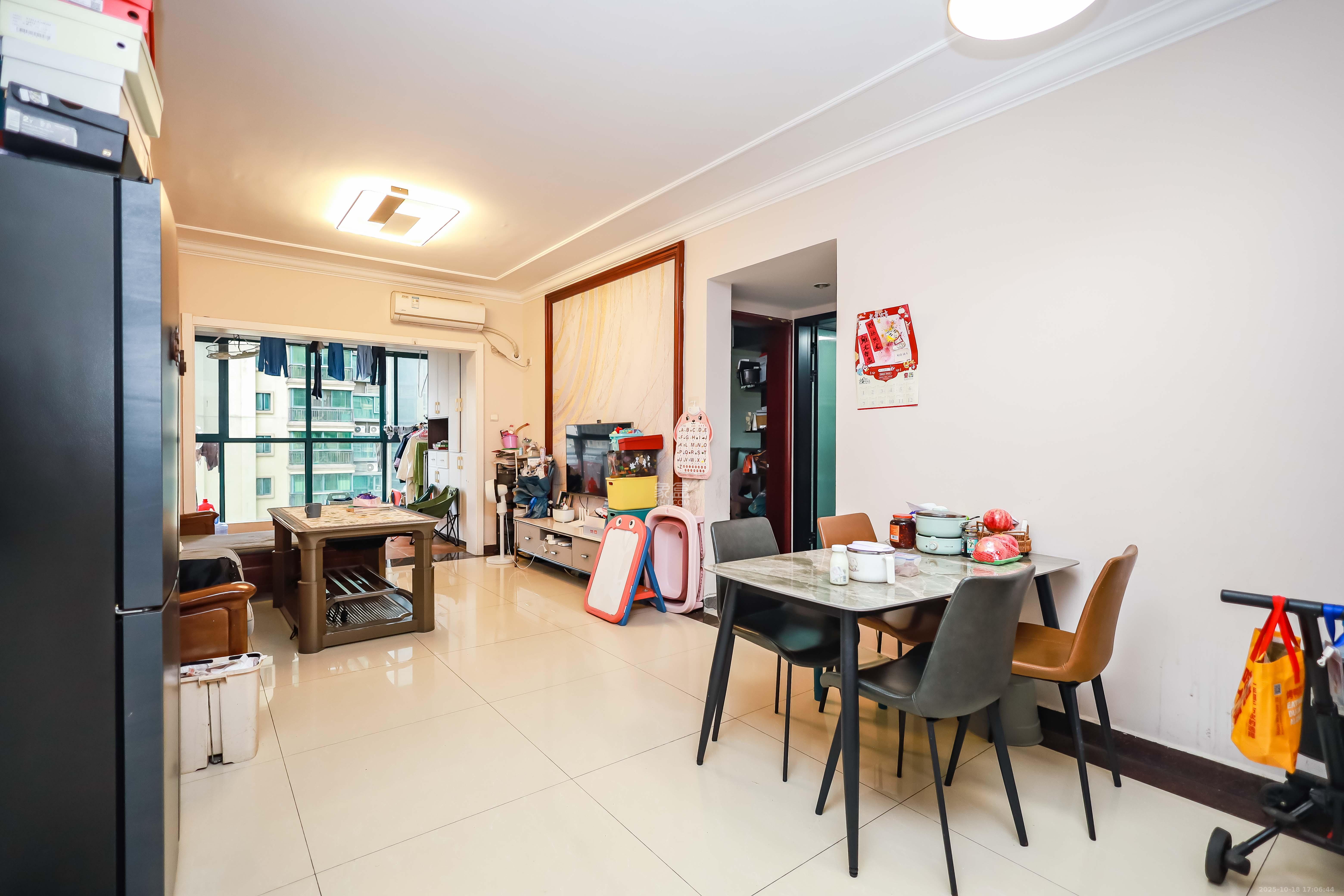 恒大华府 3室2厅1卫 118.0万 恒大华府 3室2厅1卫 118.0万客厅