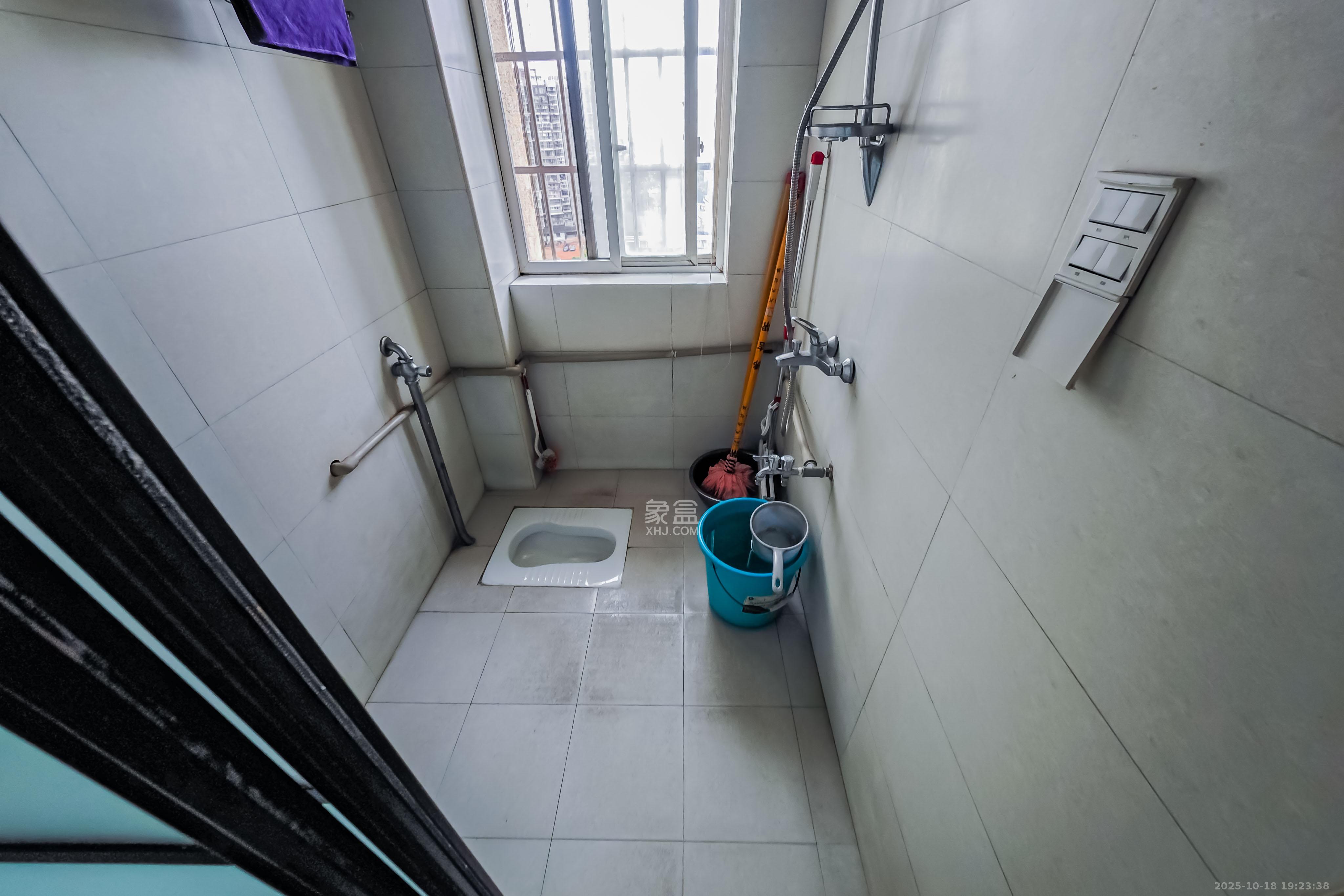 龙吉湾小区(龙瑞尚苑) 2室1厅1卫 42.0万 龙吉湾小区(龙瑞尚苑) 2室1厅1卫 42.0万卫生间