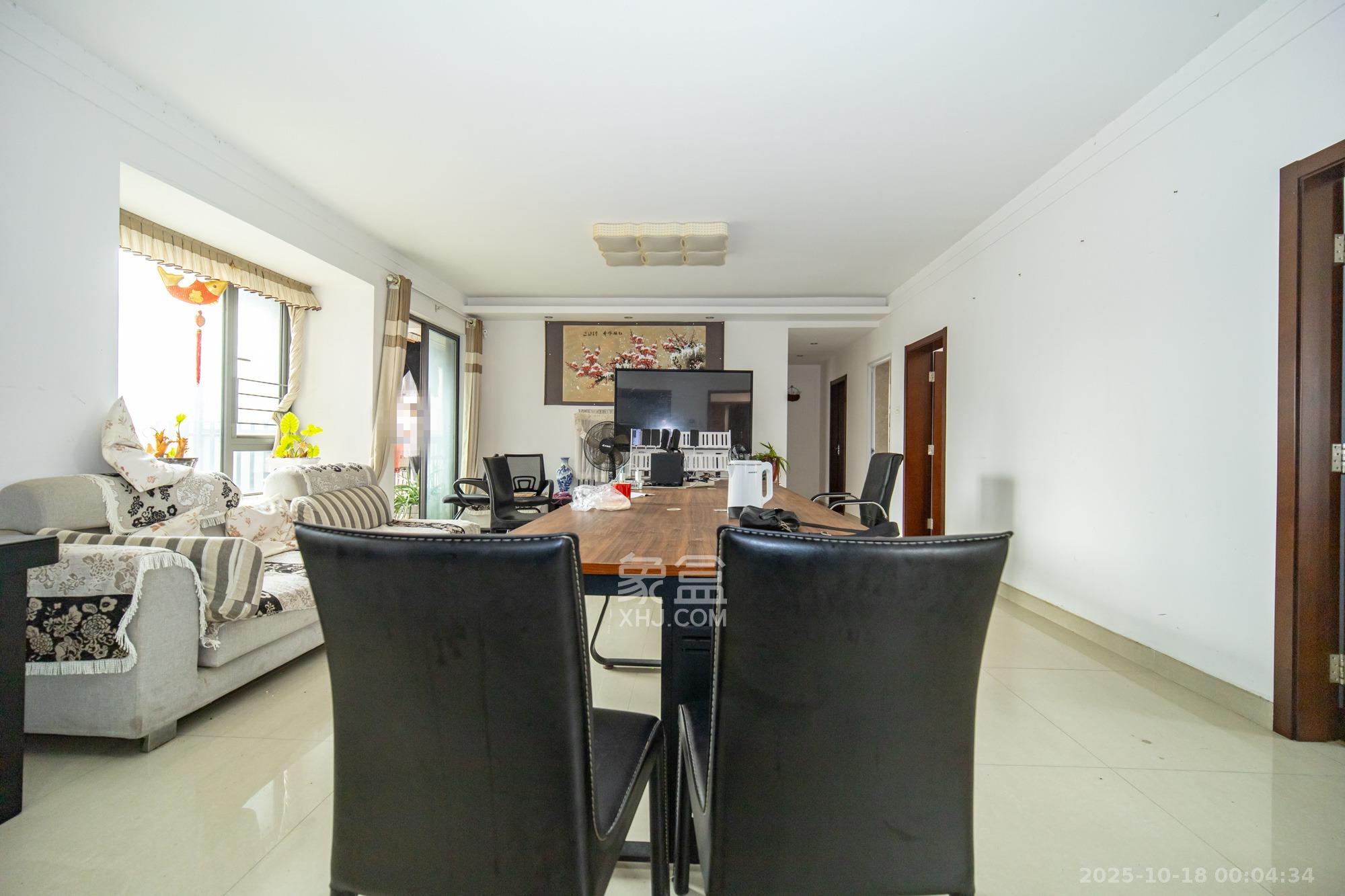 华润凤凰城二期  5室2厅2卫    130.0万客厅