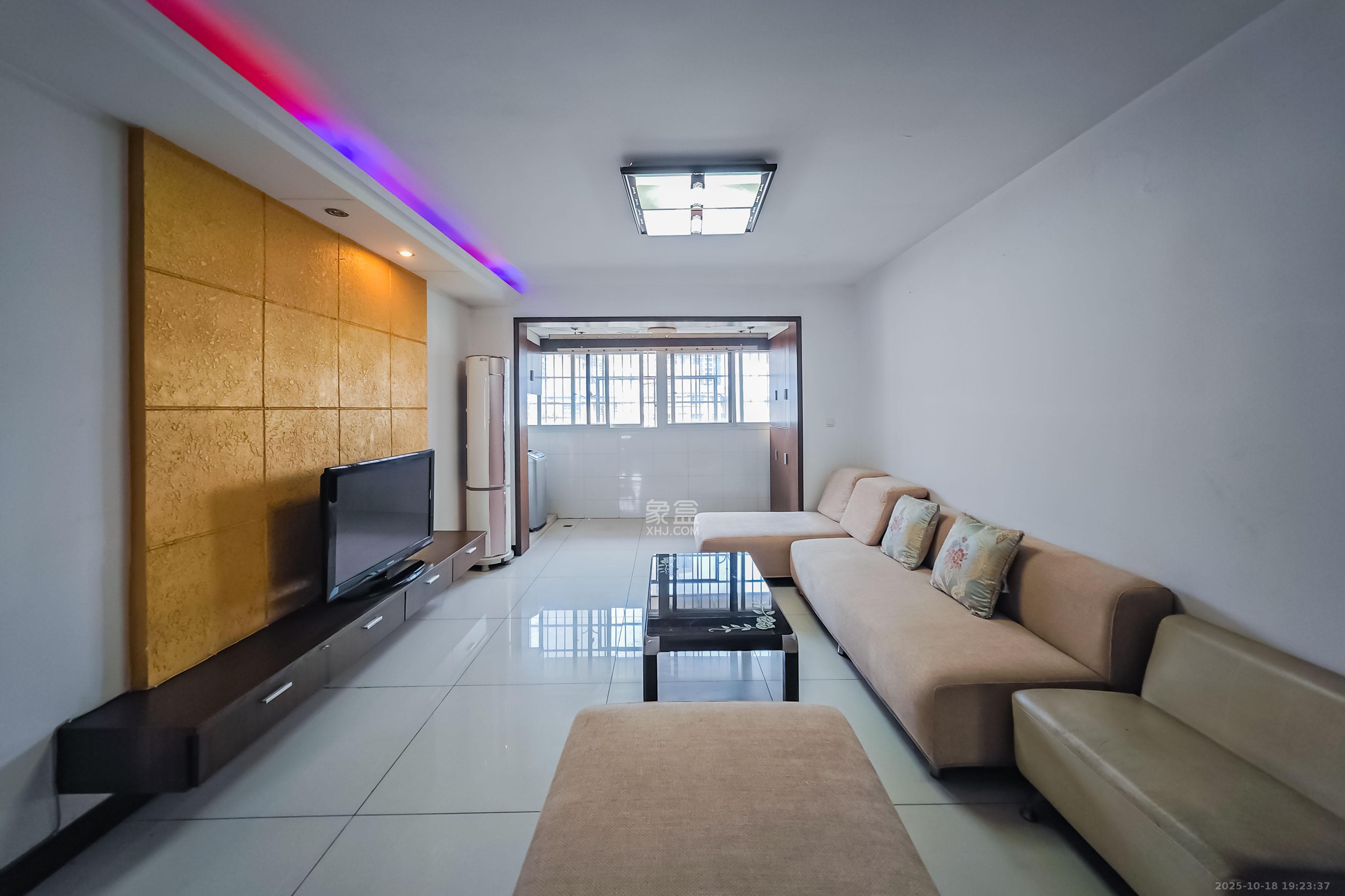 龙吉湾小区（龙瑞尚苑）  2室1厅1卫    42.0万客厅