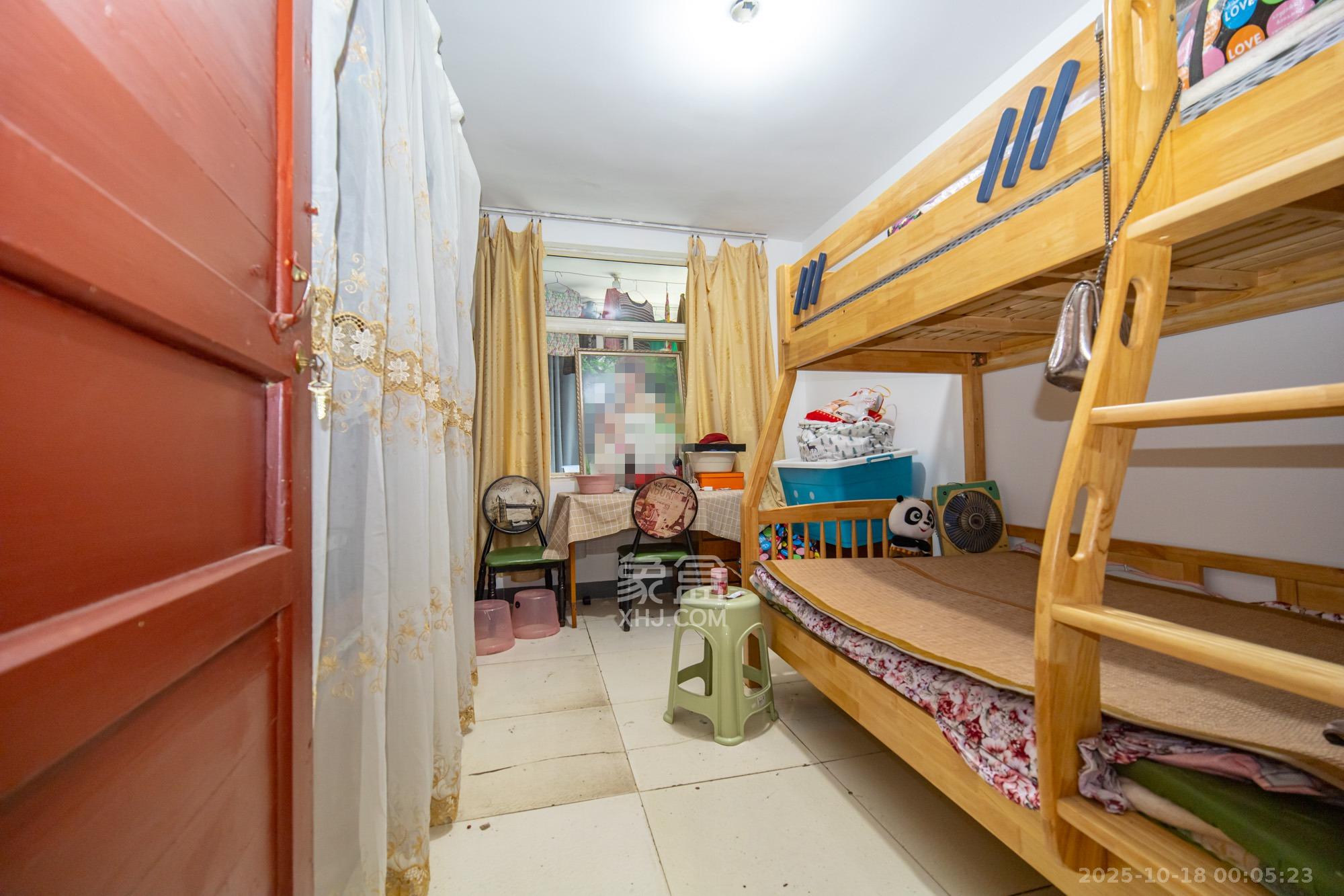 金岸教师公寓  4室2厅2卫    61.0万卧室