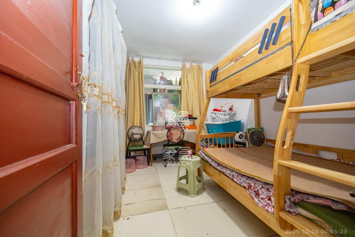 金岸教师公寓 4室2厅2卫 61.0万 金岸教师公寓 4室2厅2卫 61.0万卧室