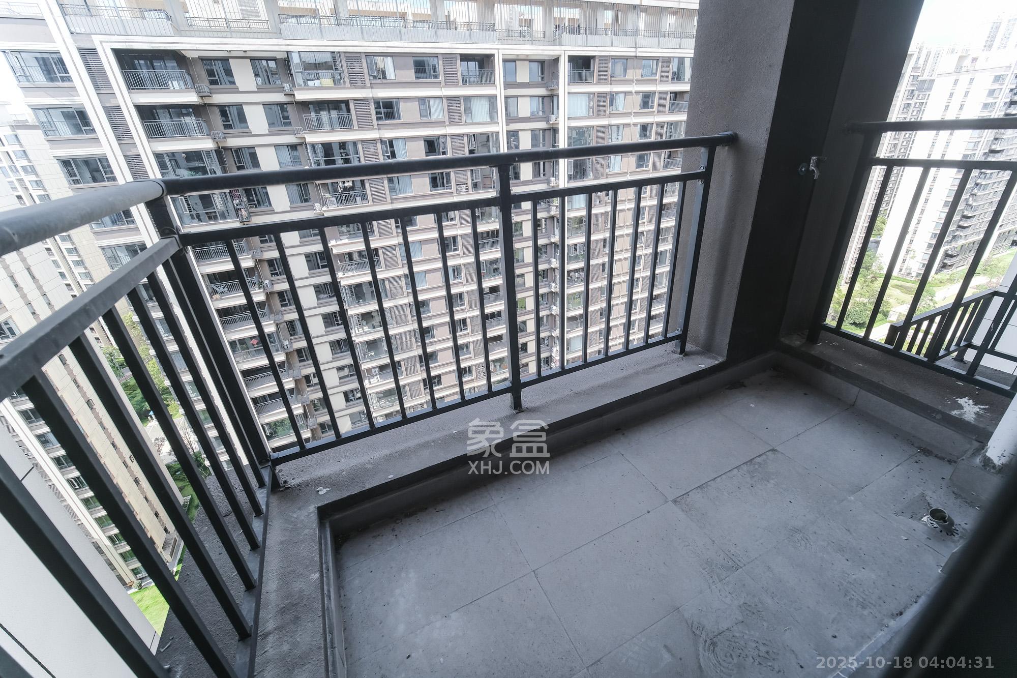 荣盛城  4室2厅2卫    98.0万阳台