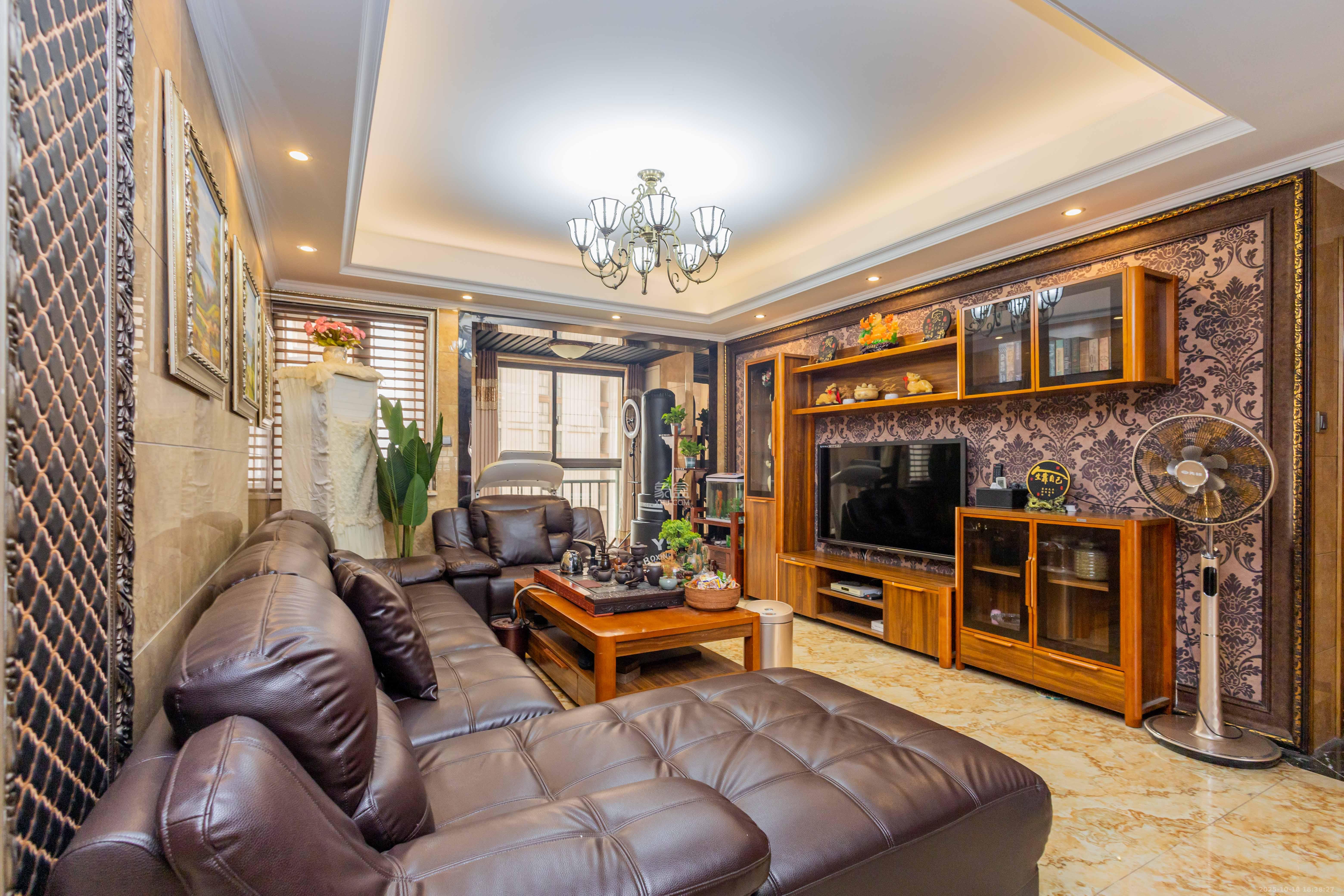 旭辉华庭 3室2厅2卫 89.8万 旭辉华庭 3室2厅2卫 89.8万客厅