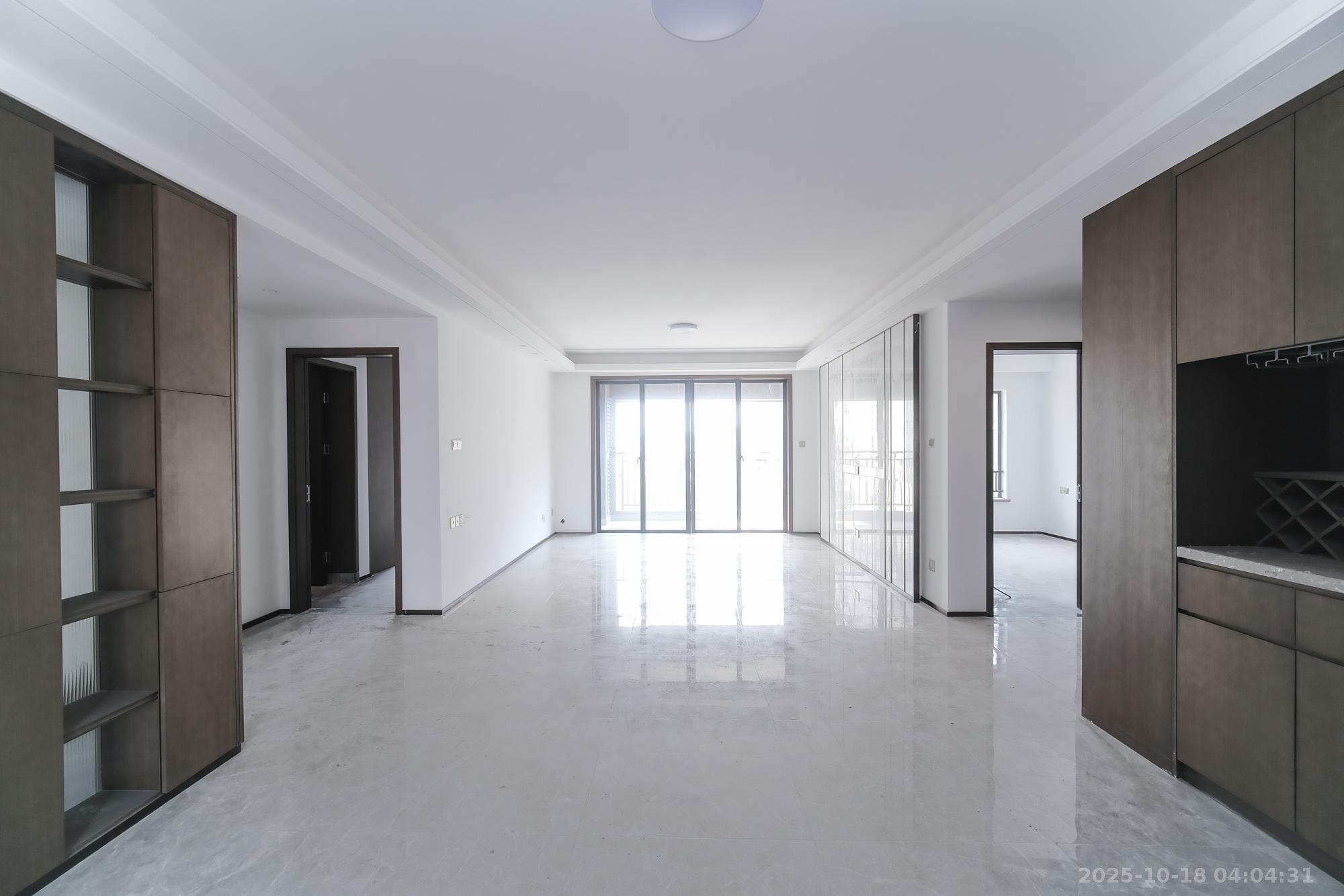 荣盛城 4室2厅2卫 98.0万 荣盛城 4室2厅2卫 98.0万客厅