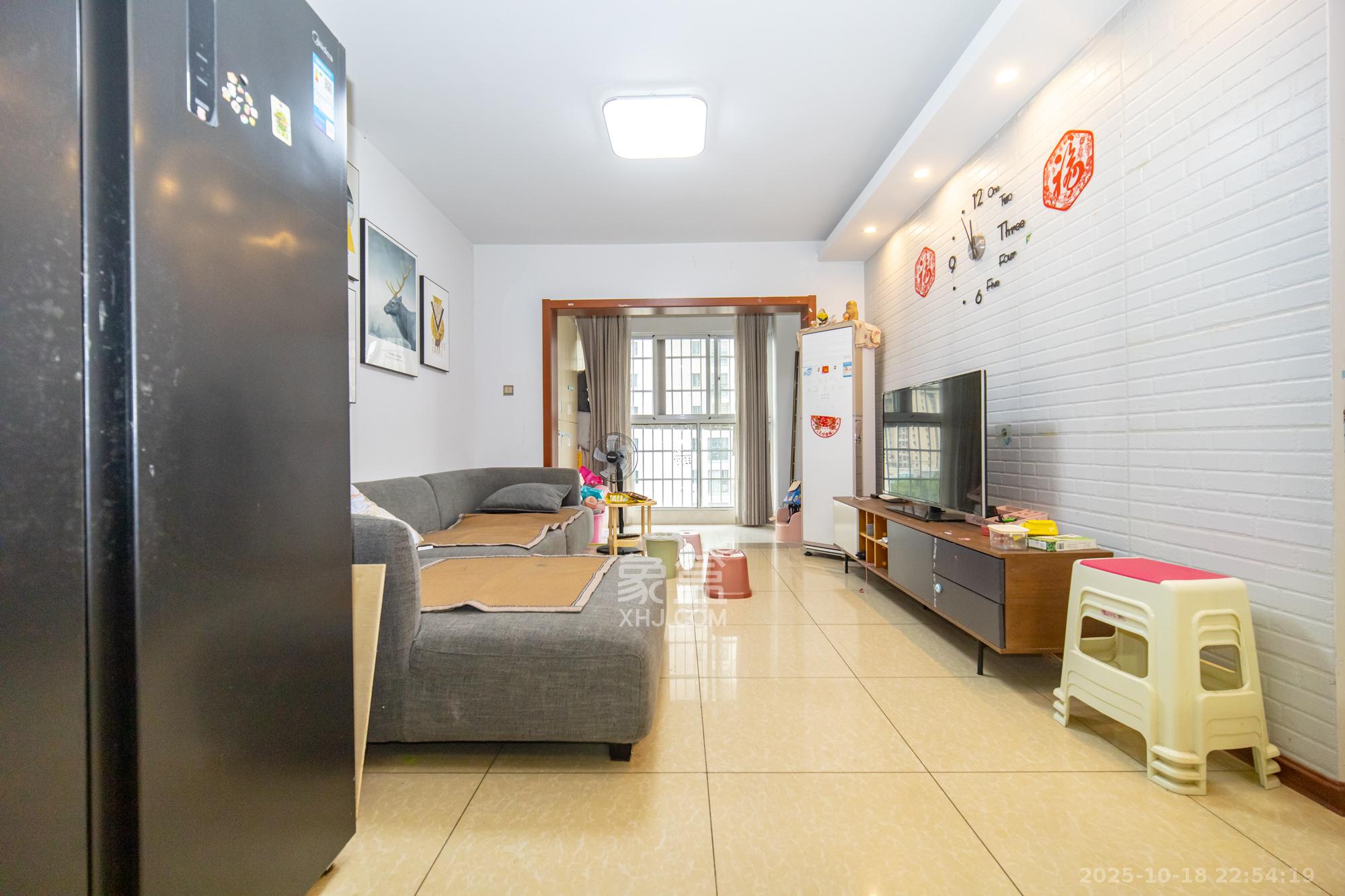 蝴蝶谷  3室2厅1卫    48.8万客厅