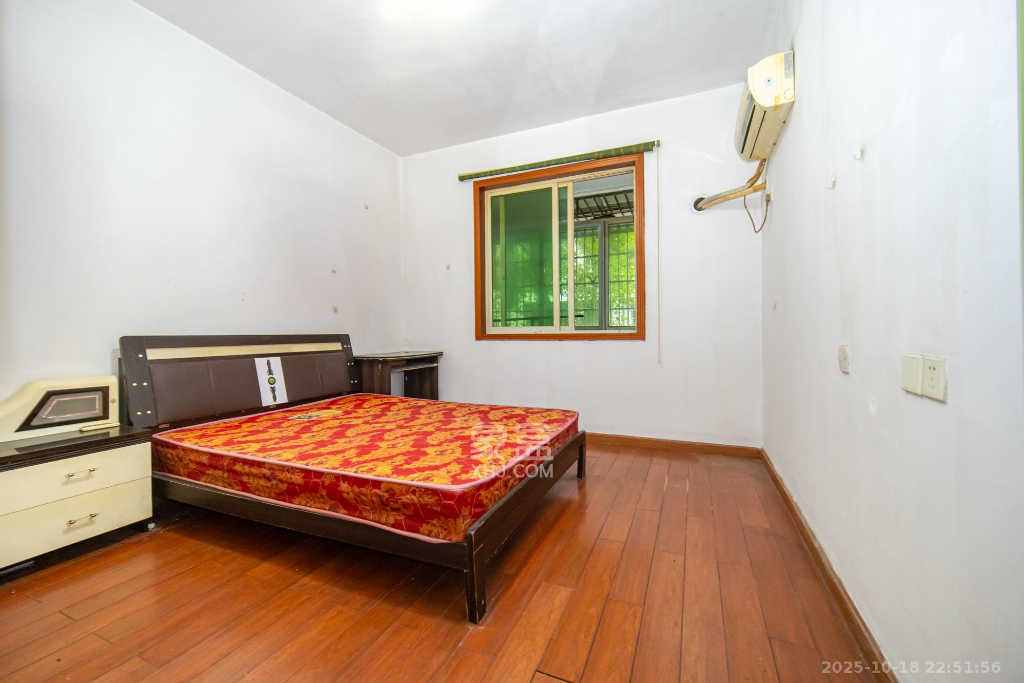 中南汽车世界  2室2厅1卫    30.0万卧室