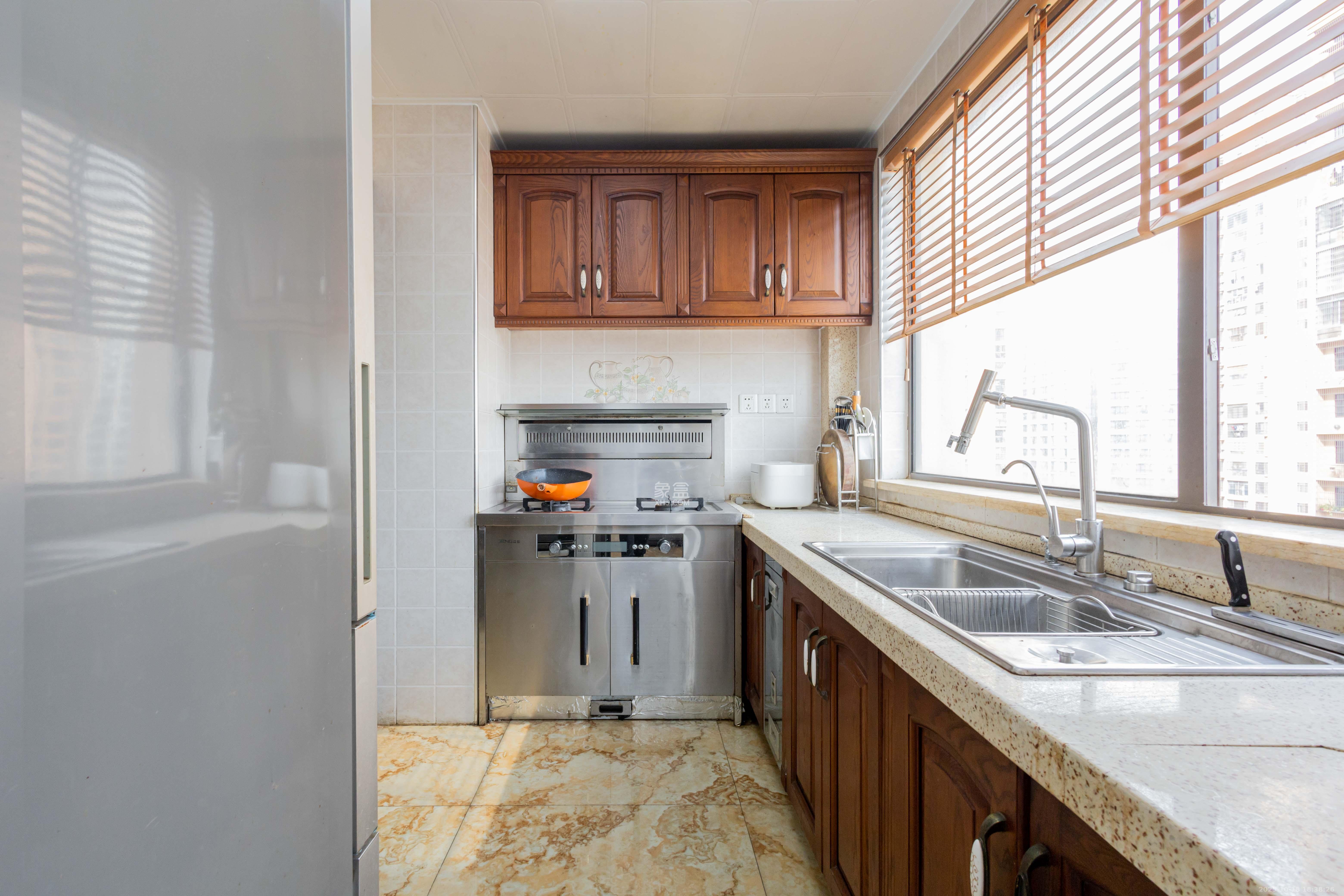 旭辉华庭  3室2厅2卫    89.8万厨房