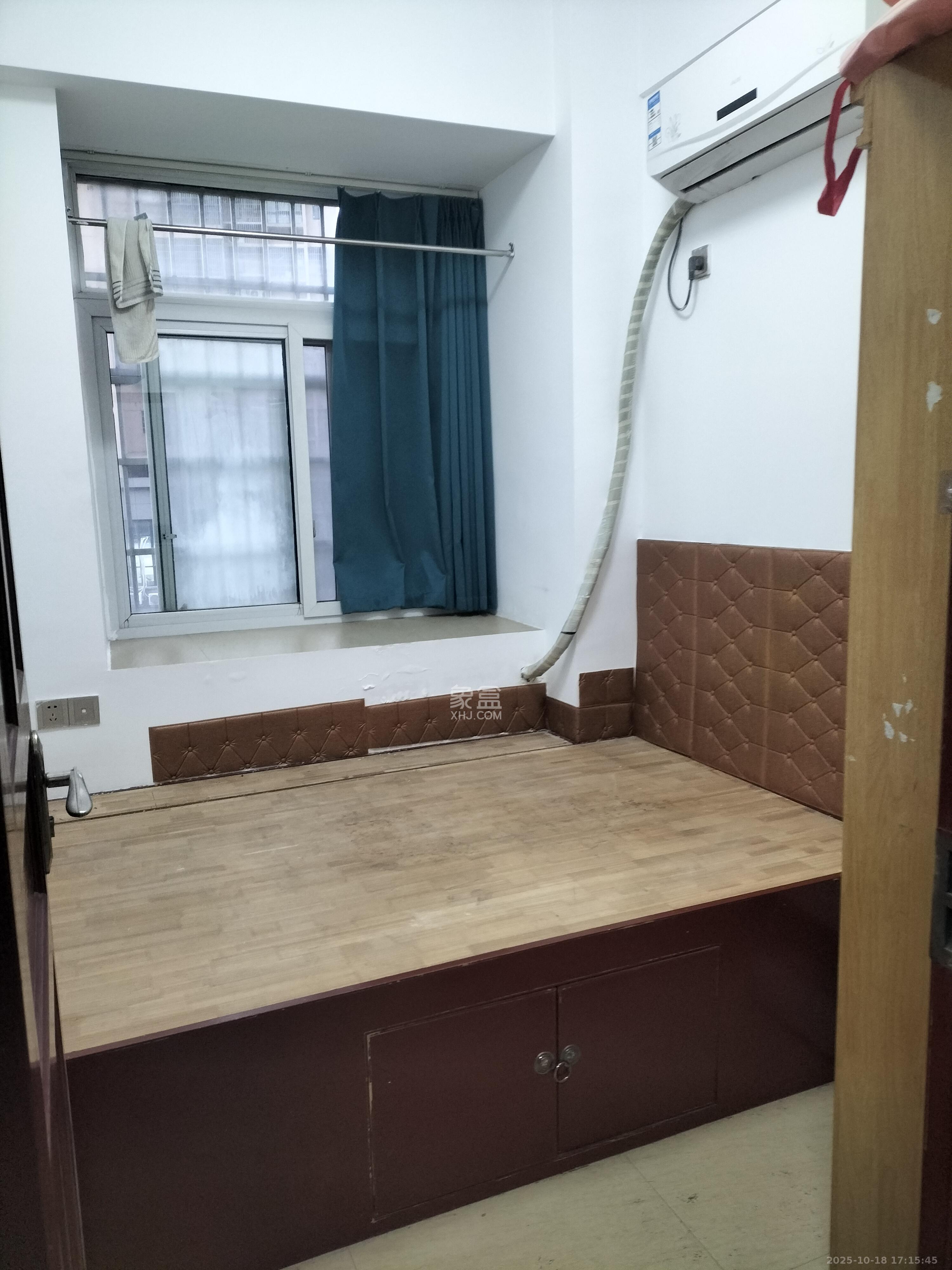 骑龙安置小区  1室1厅1卫    1300.0元/月室内图