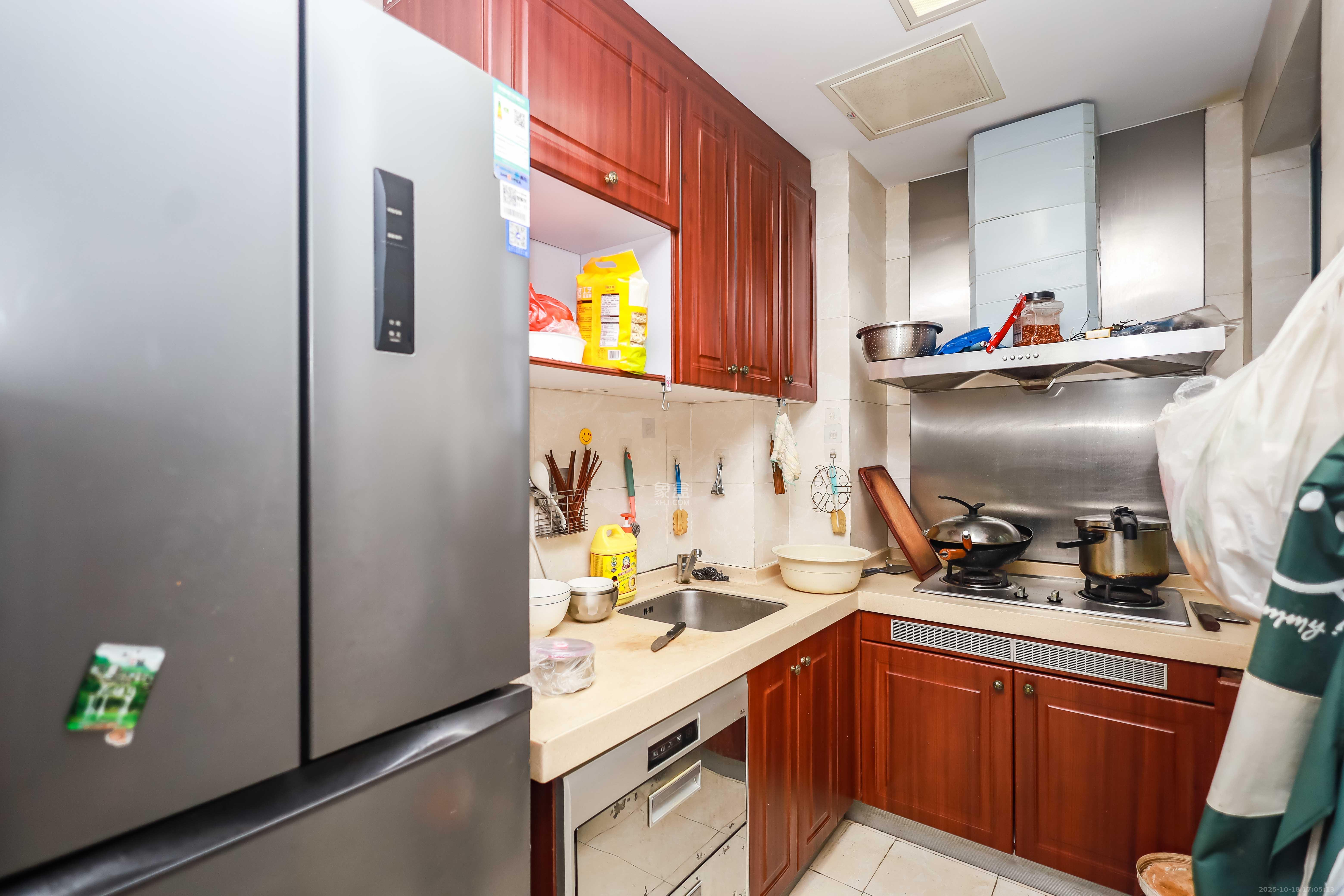 恒大华府  3室2厅1卫    115.0万 恒大华府  3室2厅1卫    115.0万厨房