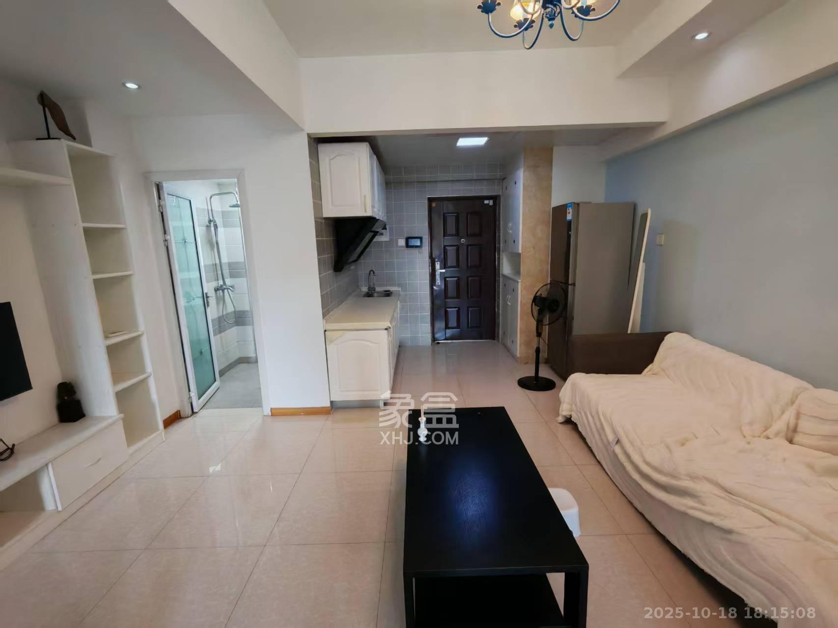 绿地公馆(绿地名邸)  1室1厅1卫    1300.0元/月 绿地公馆(绿地名邸)  1室1厅1卫    1300.0元/月室内图