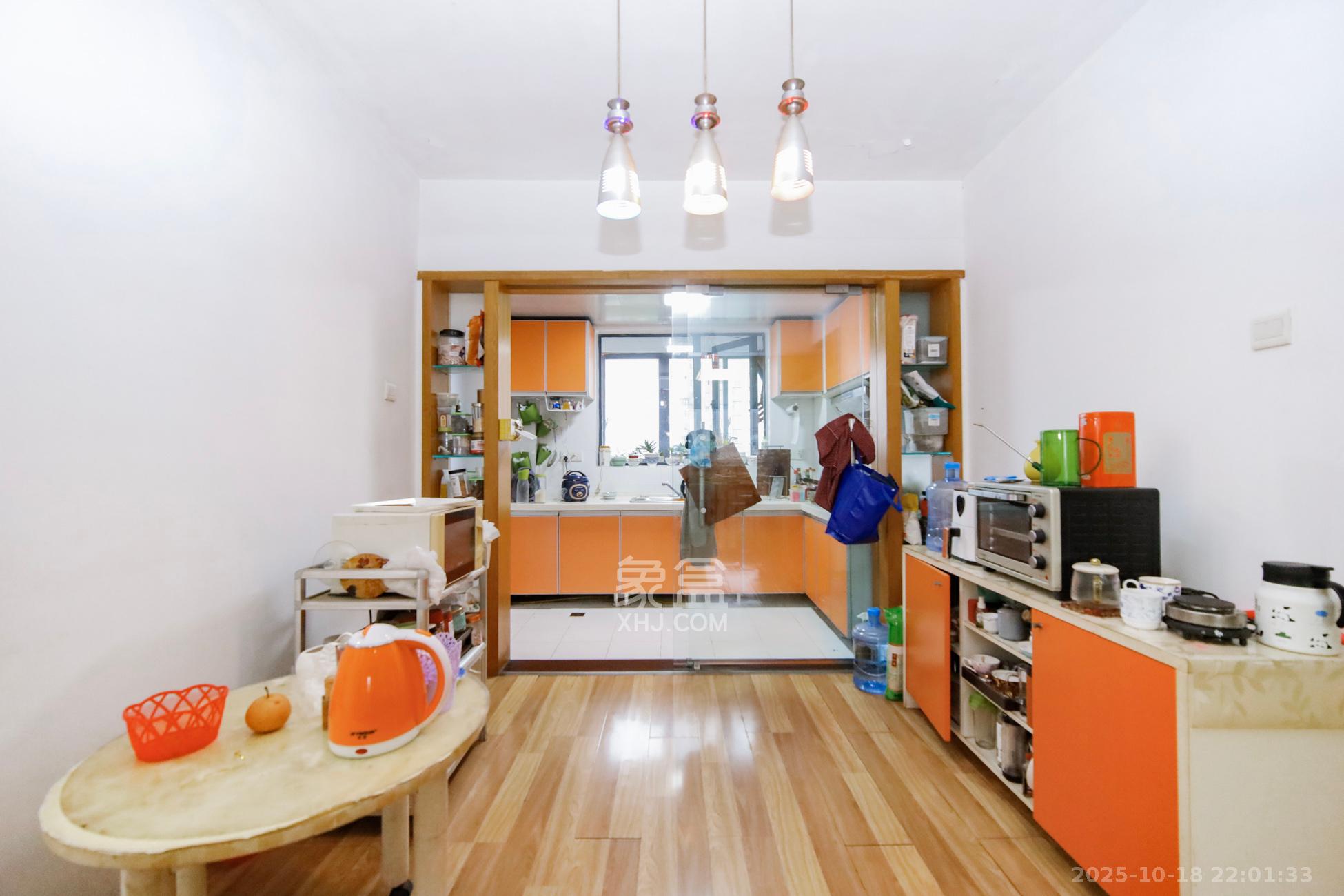 香溢豪庭  3室2厅2卫    90.0万客厅