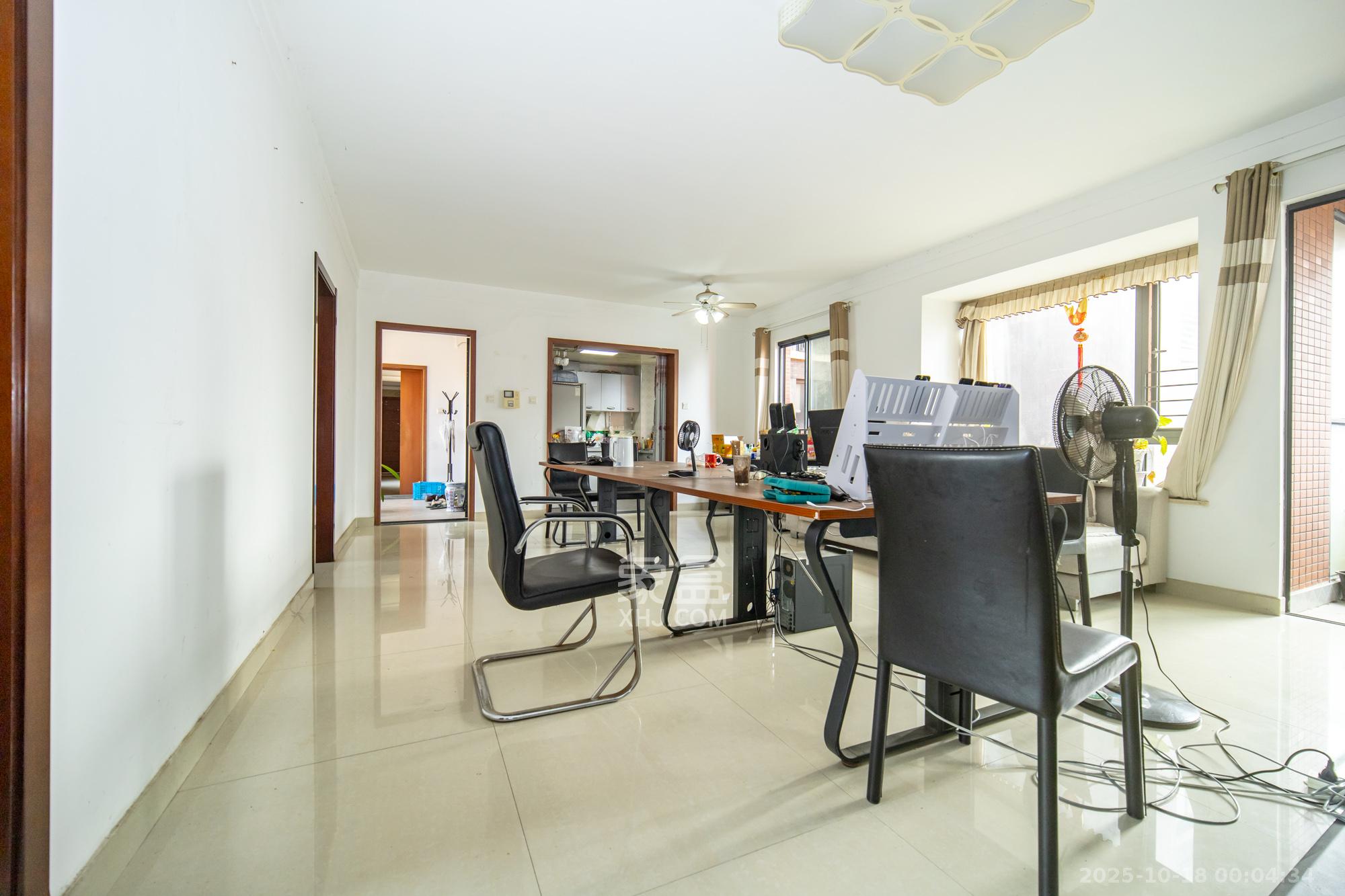 华润凤凰城二期  5室2厅2卫    130.0万客厅