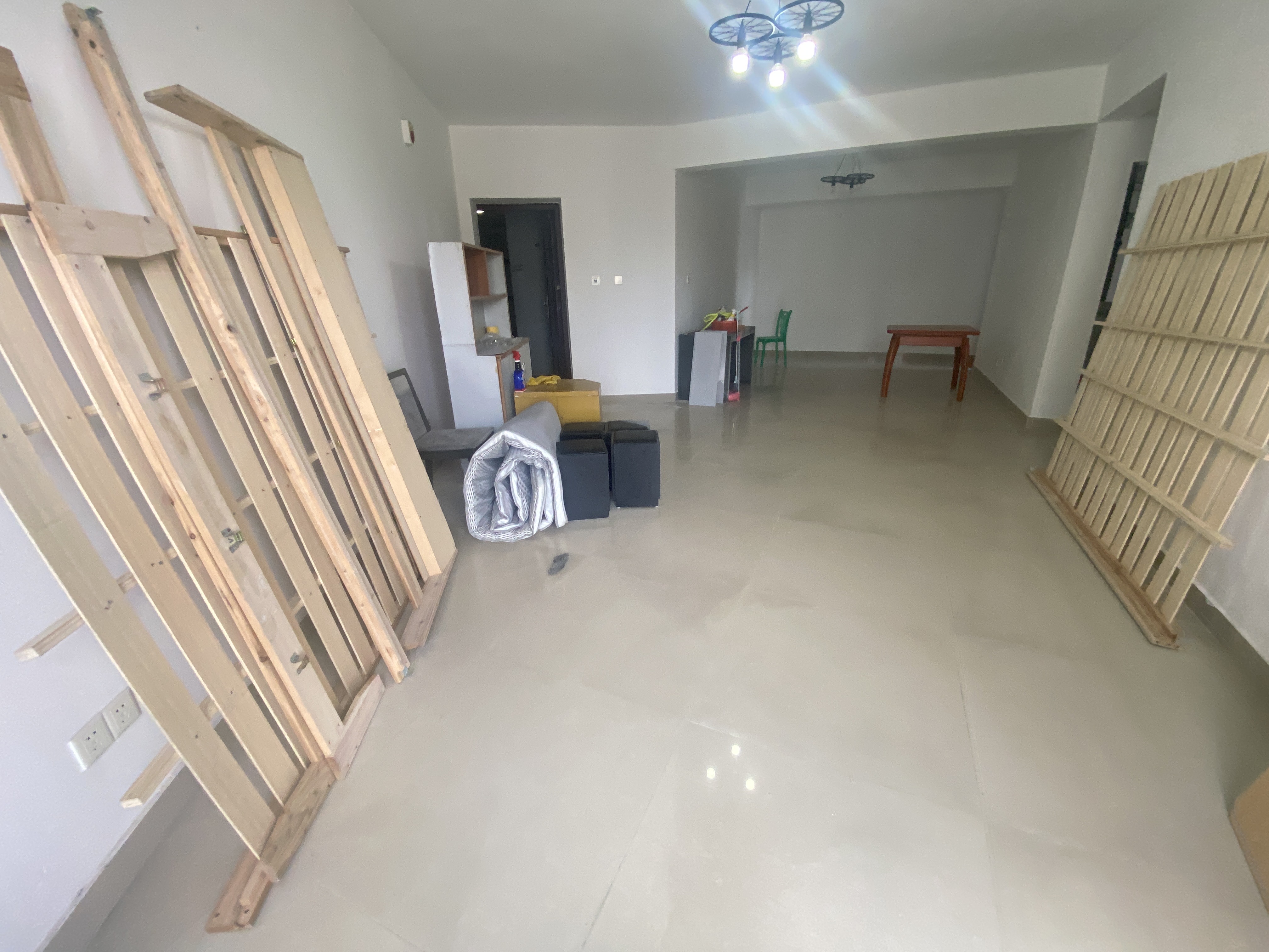 康馨花园  3室1厅1卫    2500.0元/月