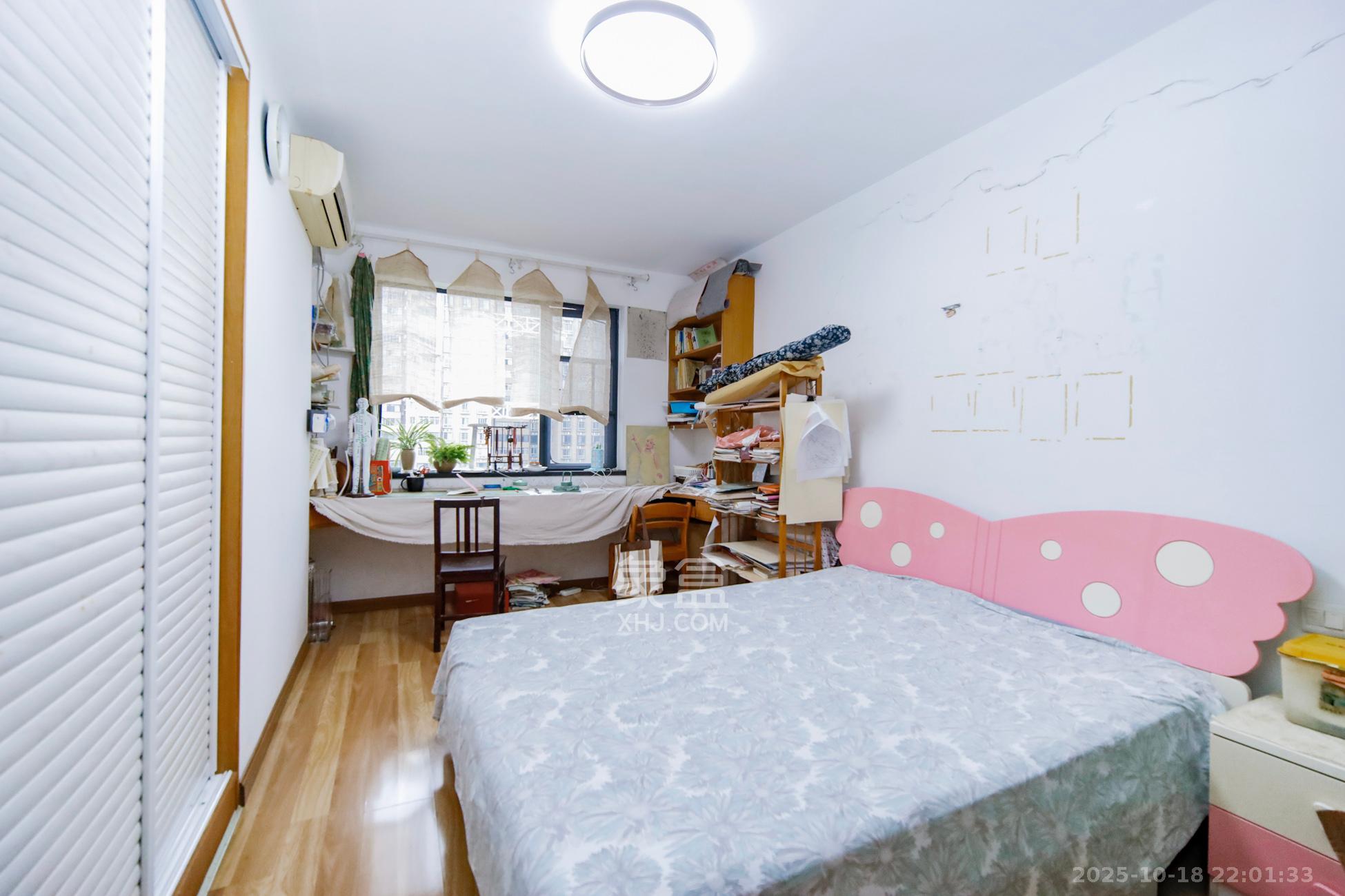 香溢豪庭  3室2厅2卫    90.0万卧室