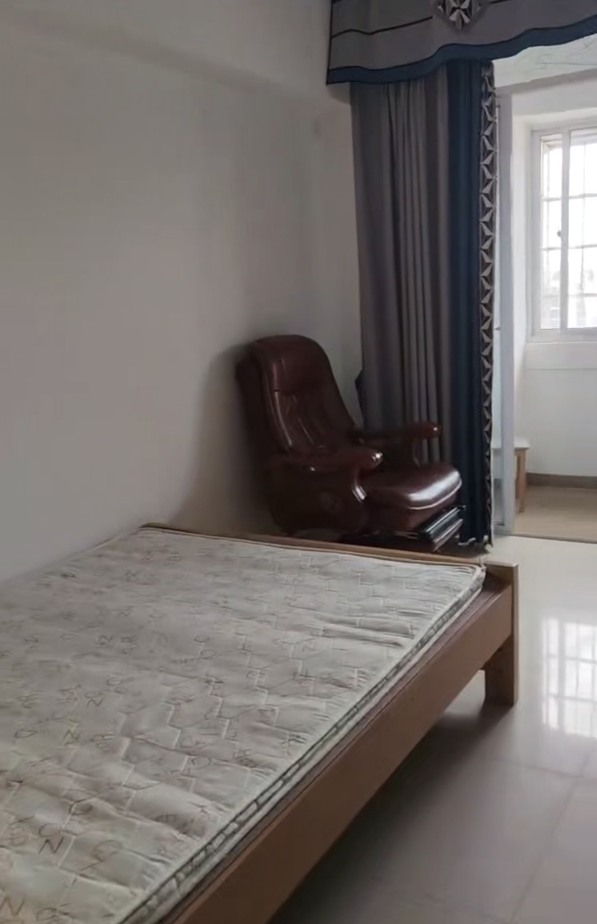 颐海园  3室2厅1卫    110.0万 颐海园  3室2厅1卫    110.0万客厅