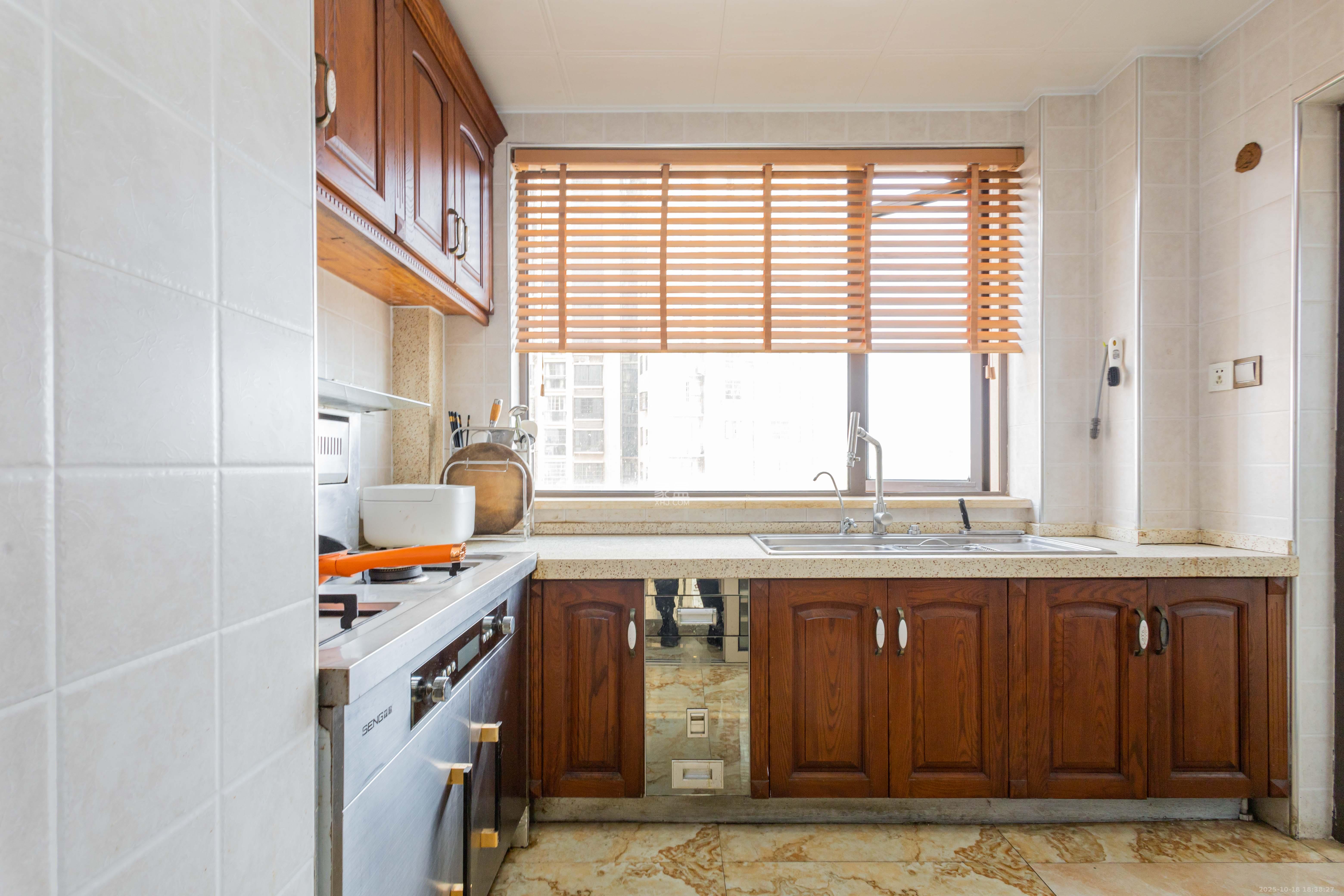 旭辉华庭  3室2厅2卫    89.8万厨房