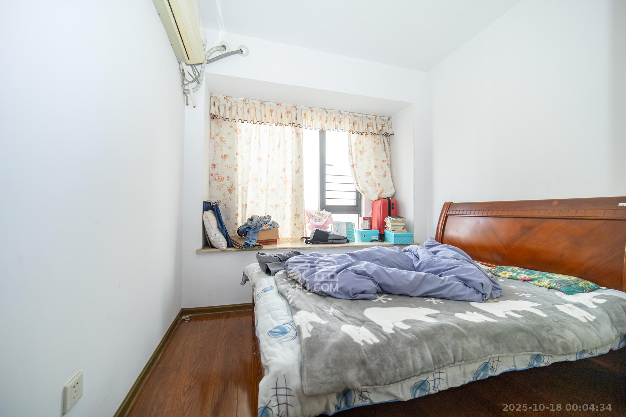 华润凤凰城二期  5室2厅2卫    130.0万卧室