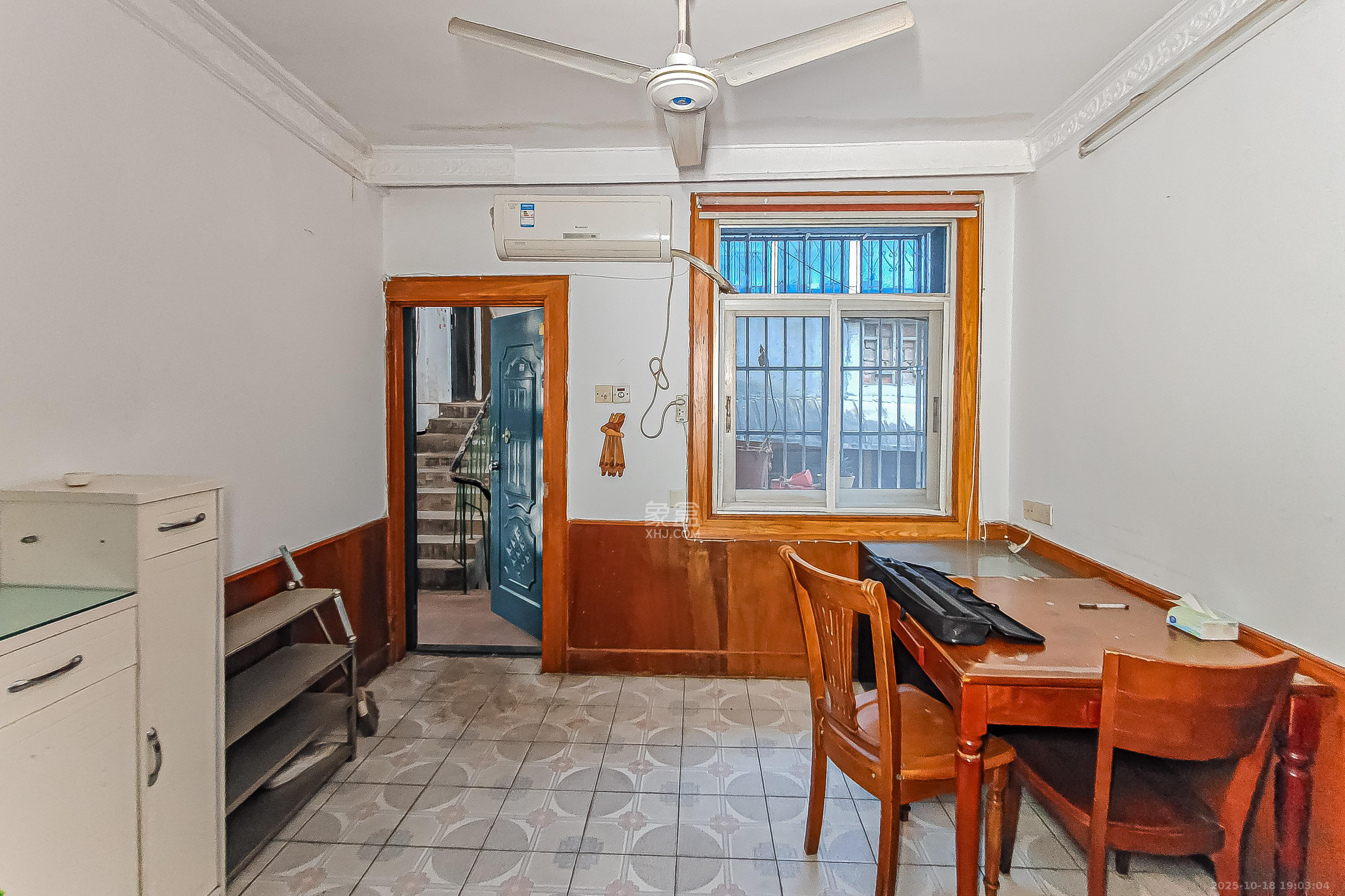 城南中路公安局宿舍  3室1厅2卫    37.0万 城南中路公安局宿舍  3室1厅2卫    37.0万客厅