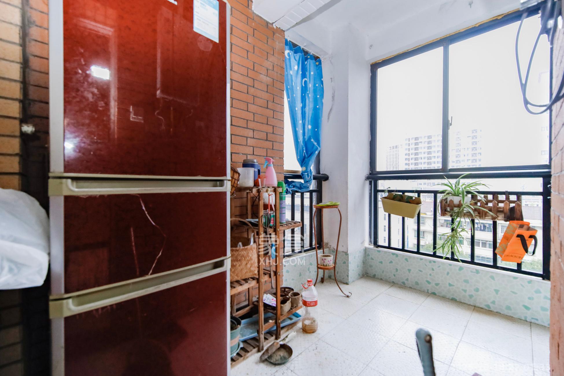 香溢豪庭  3室2厅2卫    90.0万阳台