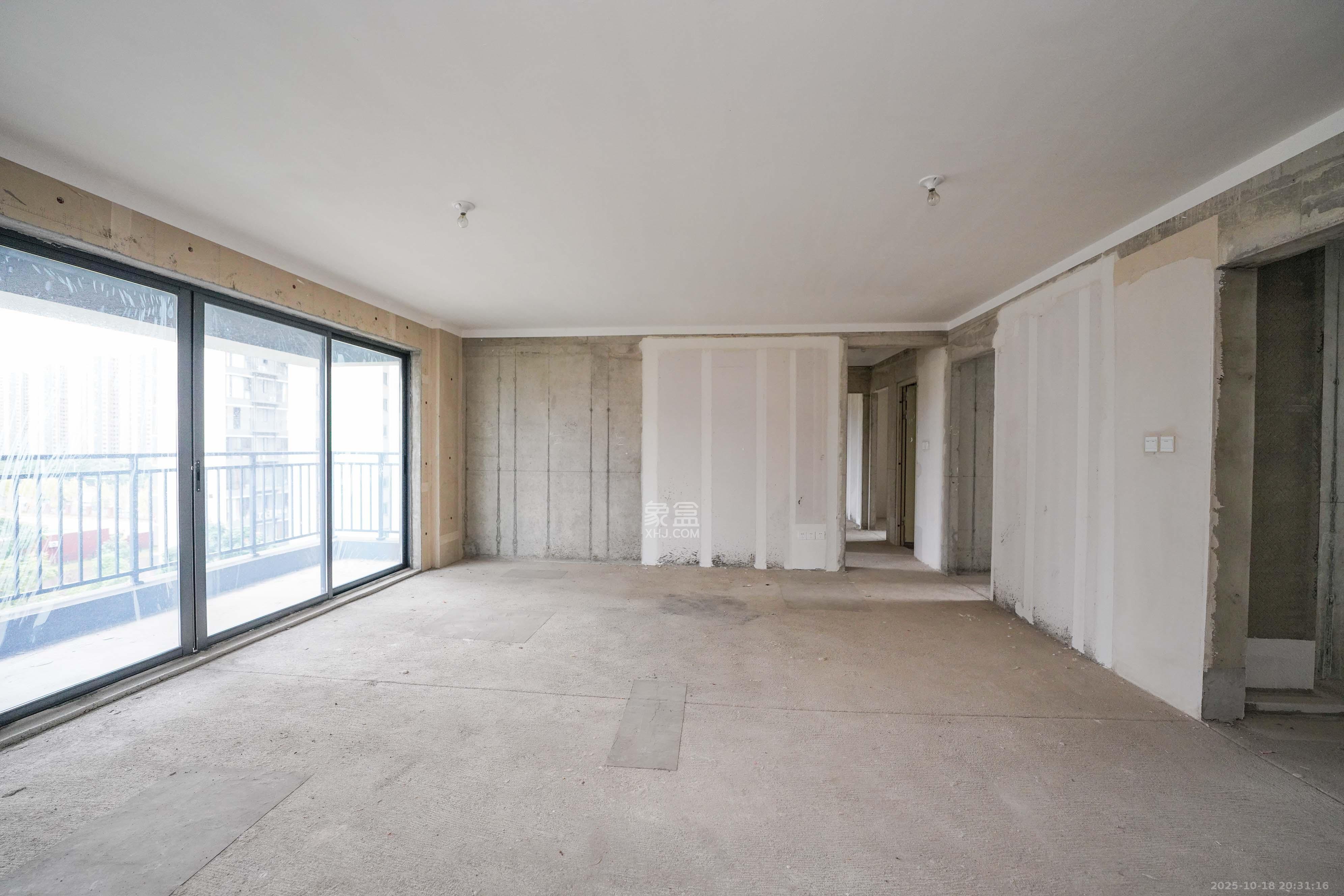 旭辉雨金广场  4室2厅2卫    121.8万客厅