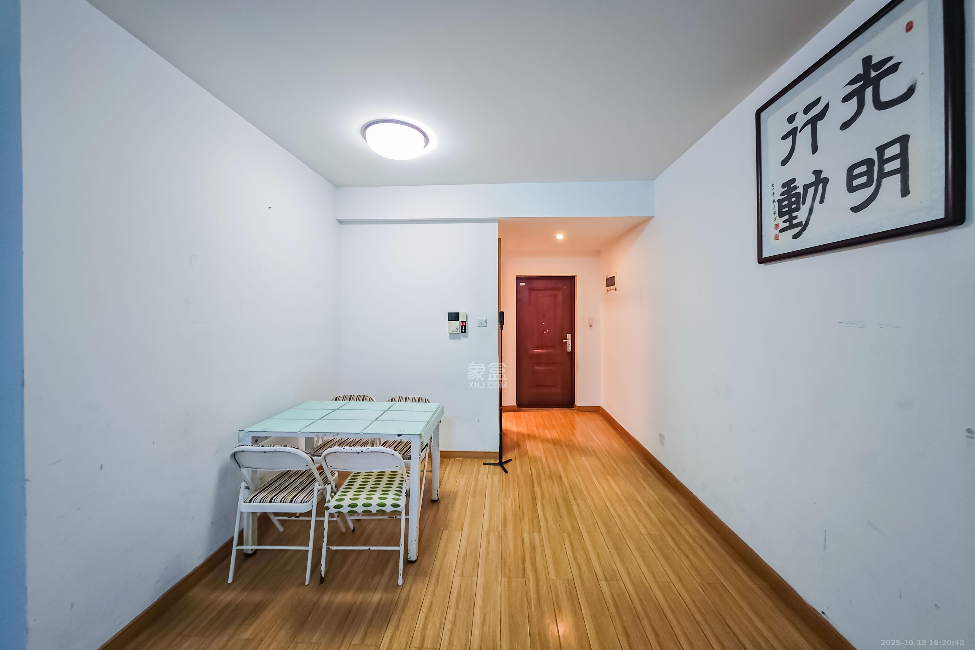 旭辉国际广场(永升商业广场) 3室2厅2卫 108.0万 旭辉国际广场(永升商业广场) 3室2厅2卫 108.0万客厅