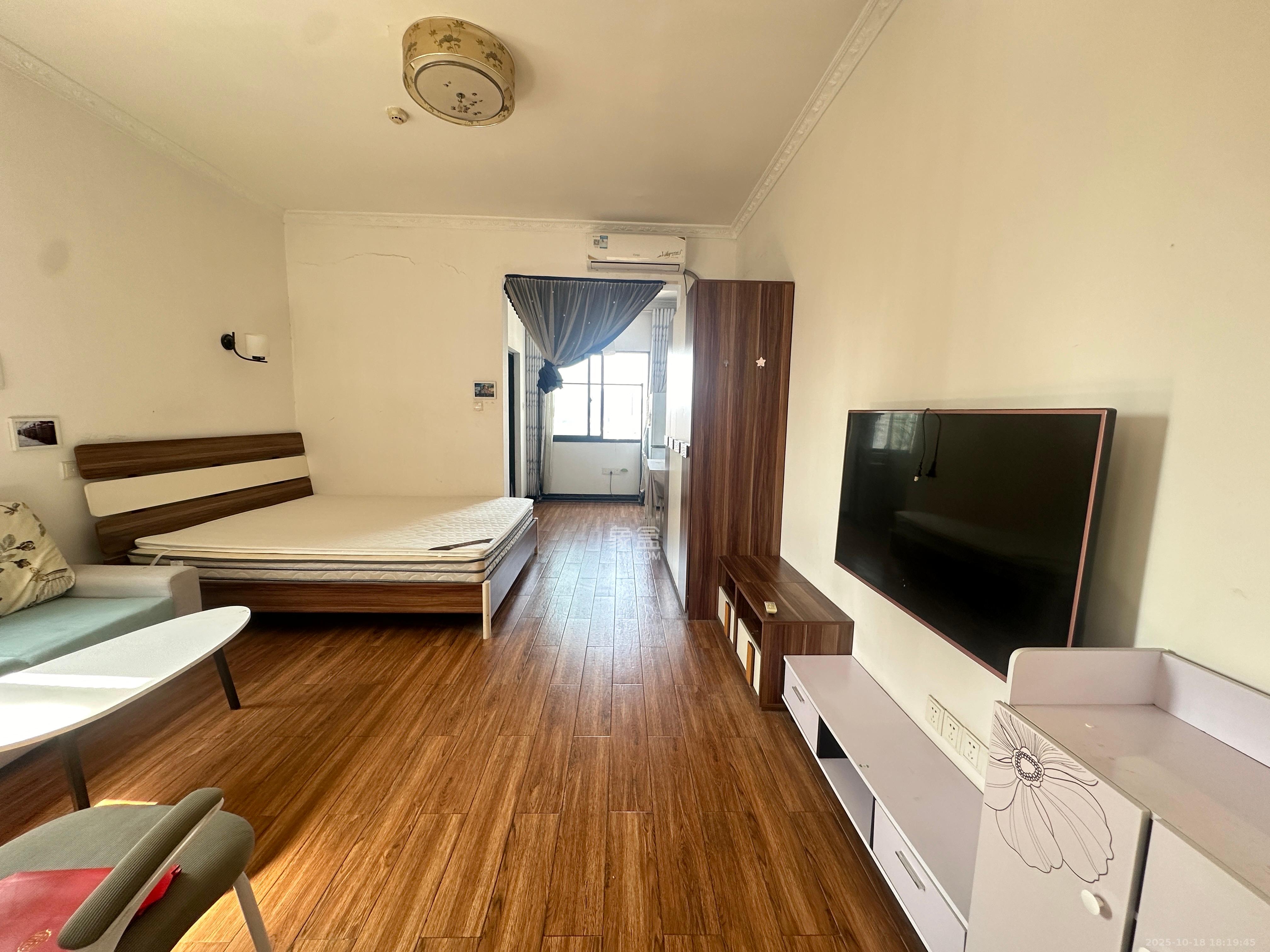 和隆花半里  1室1厅1卫    1600.0元/月 和隆花半里  1室1厅1卫    1600.0元/月