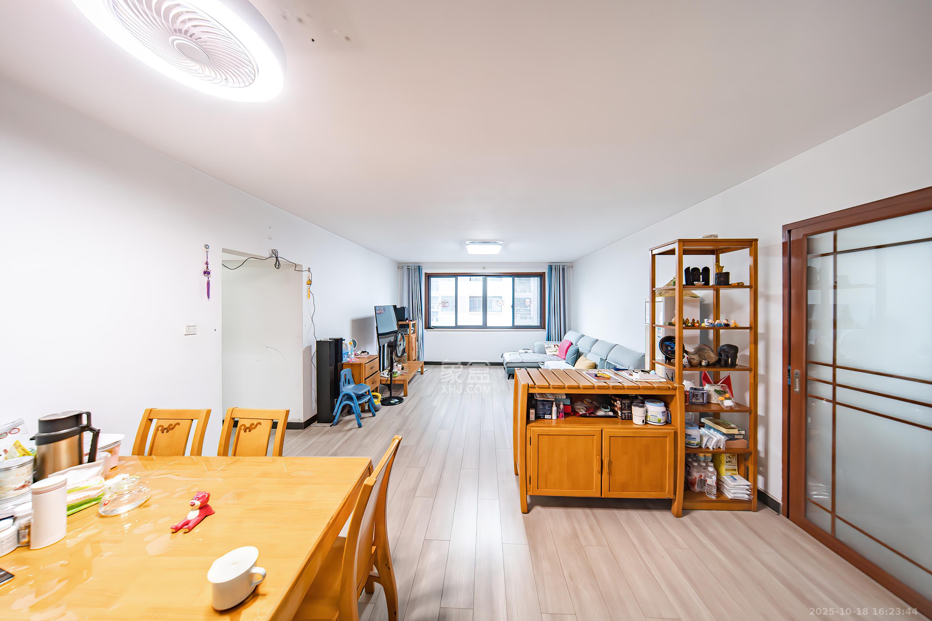 阳光100一期、四五期  4室2厅2卫    138.0万客厅