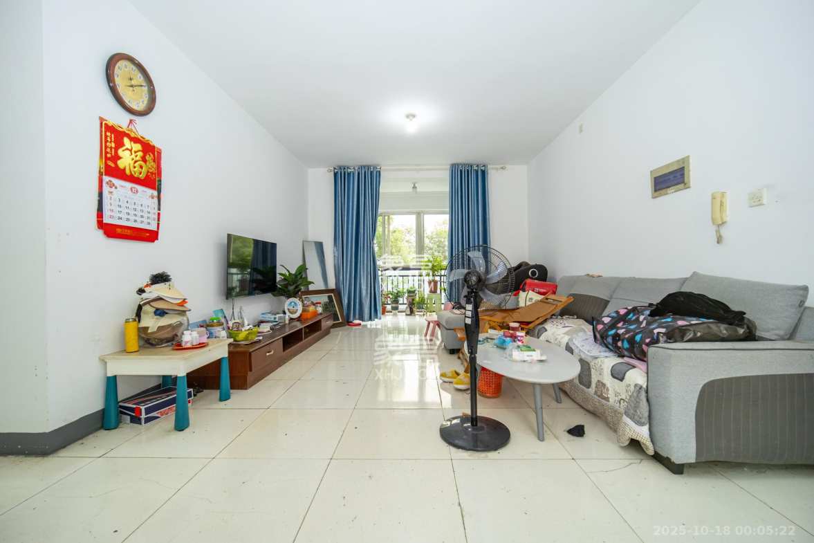 金岸教师公寓 4室2厅2卫 61.0万 金岸教师公寓 4室2厅2卫 61.0万客厅