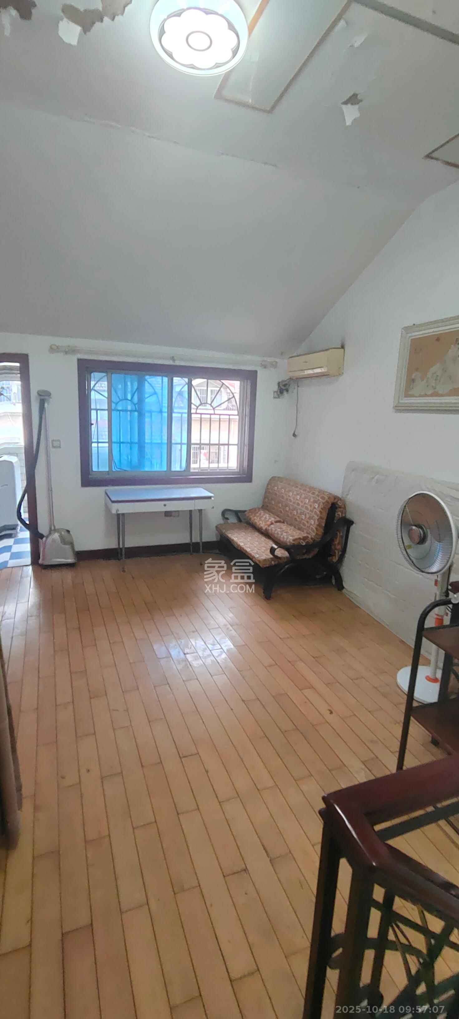 德政园  4室2厅2卫    1600.0元/月室内图