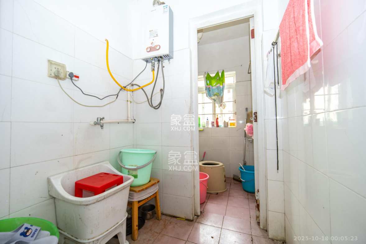 金岸教师公寓 4室2厅2卫 61.0万 金岸教师公寓 4室2厅2卫 61.0万卫生间